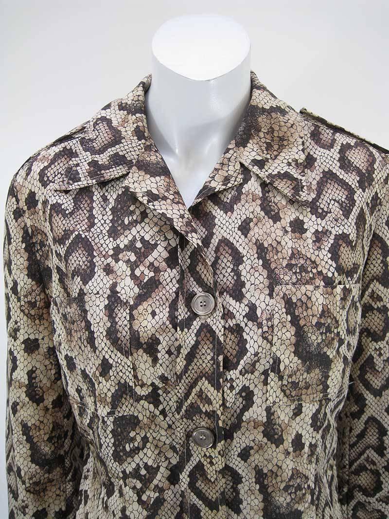 Lightweight faux snakeskin print jacket by D&G, Dolce & Gabbana.

Tan, brown and black nylon.

Two chest pockets.

Hips at hip.

Fabric is nylon.

Tagged a size 44.

This is in excellent pre-owned condition with no holes, stains or