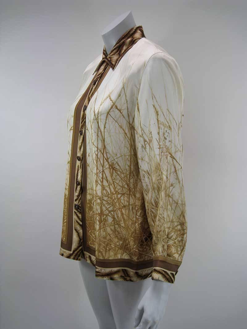 Amazing silk tiger in the wild motif print Escada blouse.

Button up with fold over collar.

Huge stunning face of a tiger on back of blouse and all over wheat print.

Hip length.

100% silk.

Tagged a size 38.

This is in excellent pre-owned