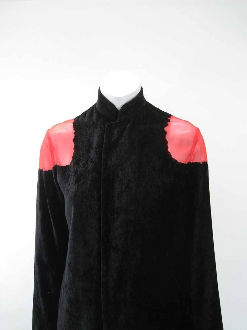 Stunning Yohji Yamamoto Noir crushed velour jacket with sheer red panel.

Soft lightweight black with undertones of red. 

Jagged cut out shoulders and back.

Snap closure.

Made of polyester & rayon.

Tagged a size 2.

This is in excellent