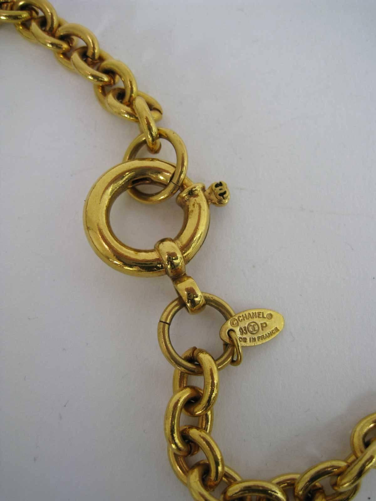 1993 Collana Chanel a catena lunga con lente d'ingrandimento in vendita 1