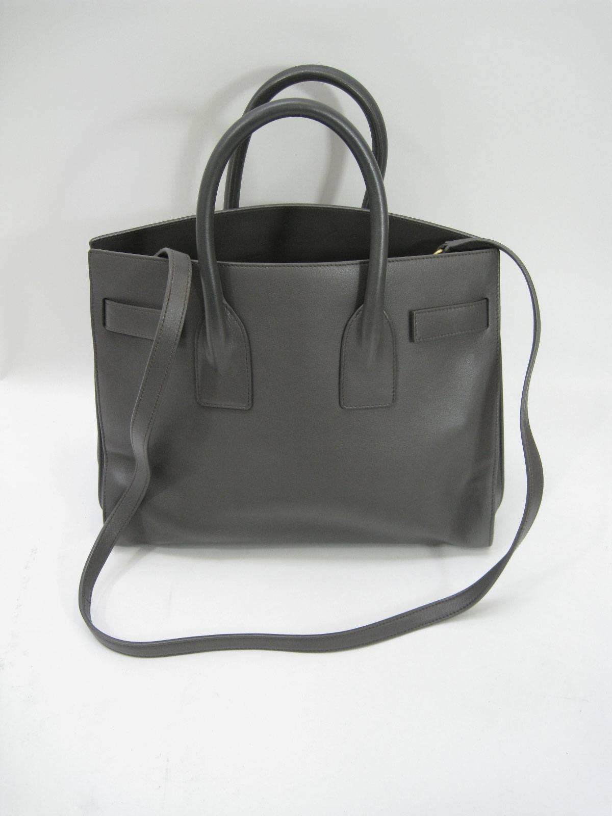 Gris Sac à main Saint Laurent Baby Sac De Jour en cuir gris  en vente