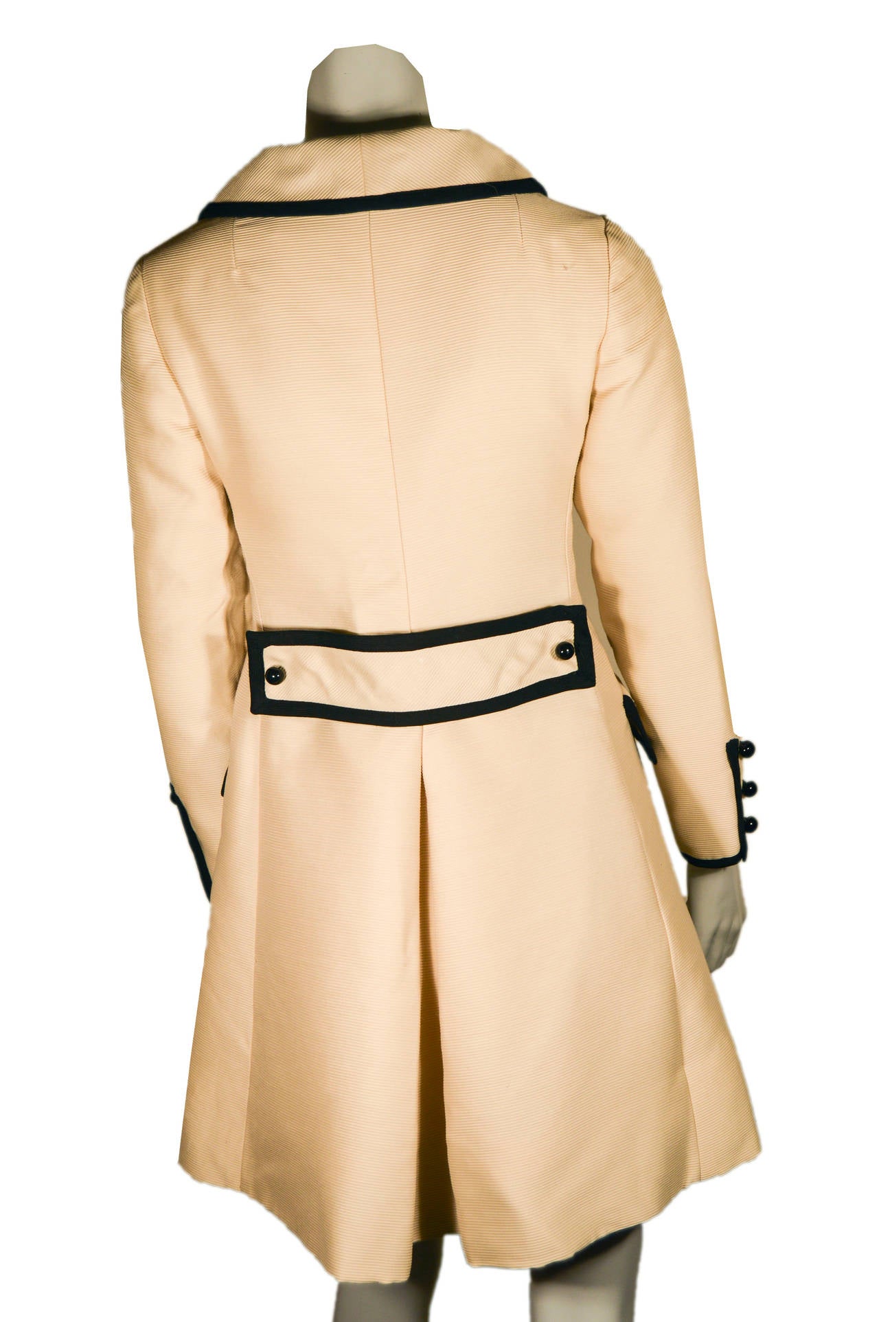 Vintage 1960s I Magnin Cream Silk Bengaline Coat with Bow Detail In Excellent Condition In Oakland, CA