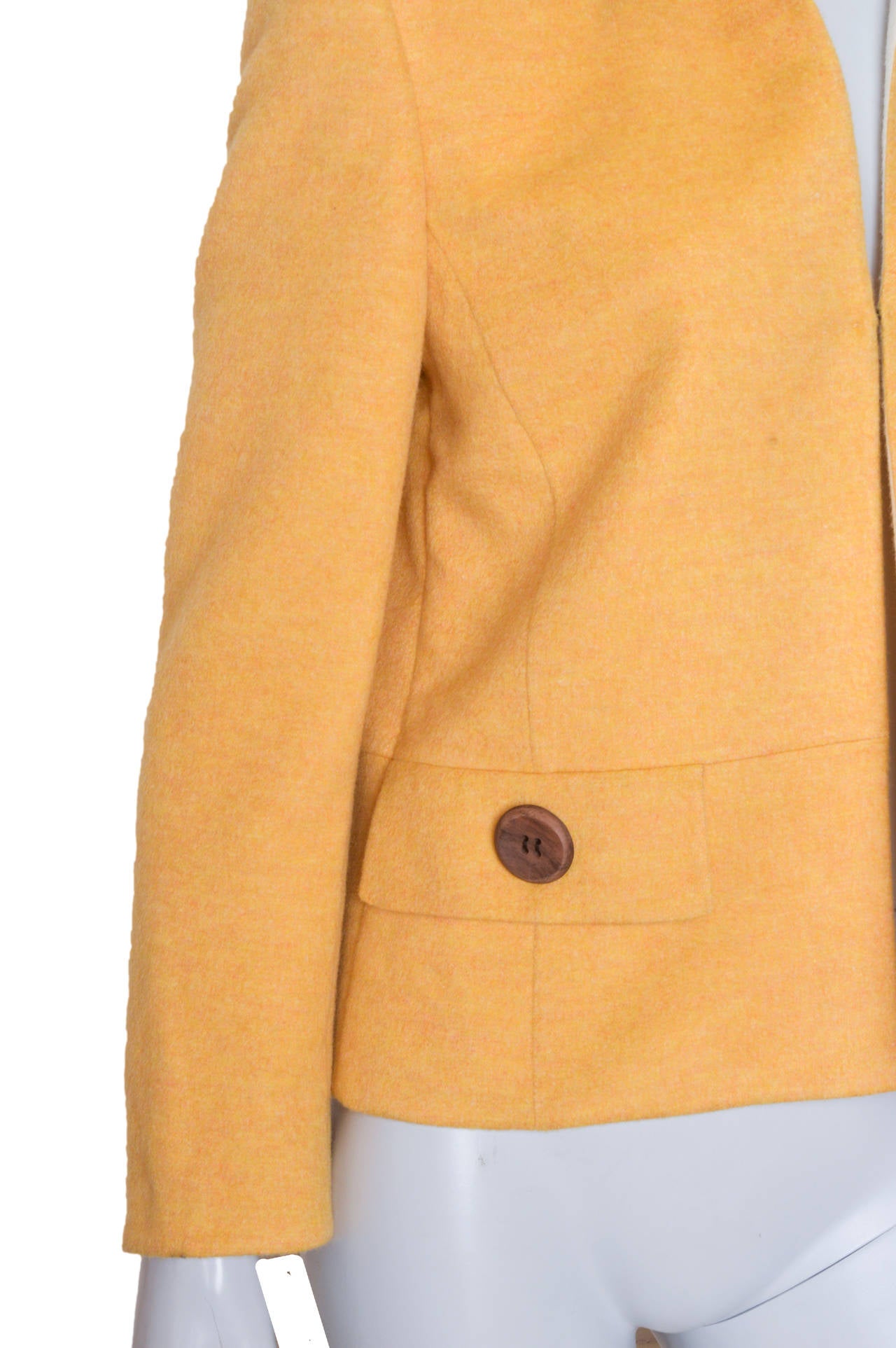 Luxurious Akris cashmere fitted jacket/blazer.
One hook eye closure at waist.
Wood button flap pockets.
Contrast color stand up collar.