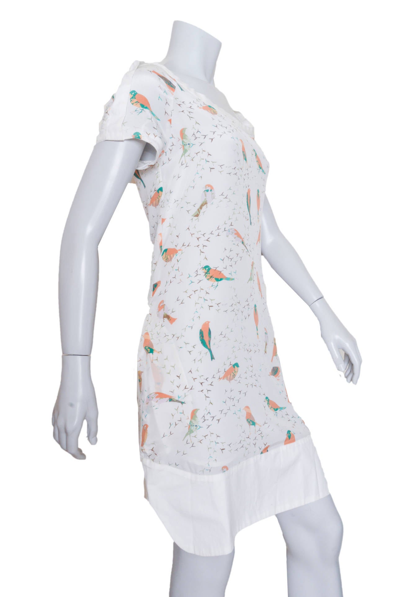 Ethereal See by Chloe shift dress with bird print.
Cap sleeve with banded scoop neck and band at hem.
HIdden side pockets.
Lined.
Tagged a US size 10.