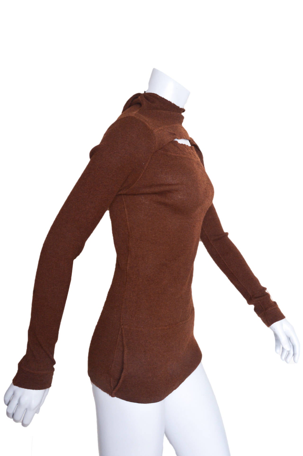 Rare Jean Paul Gaultier Maille Classique brown ribbed knit sweater.
Made in Italy by Fuzzi.
Cut out slit neck with back hood.
Kangaroo pouch pocket in front.
Banded at wrists and hem.
Very stretchy, body hugging.