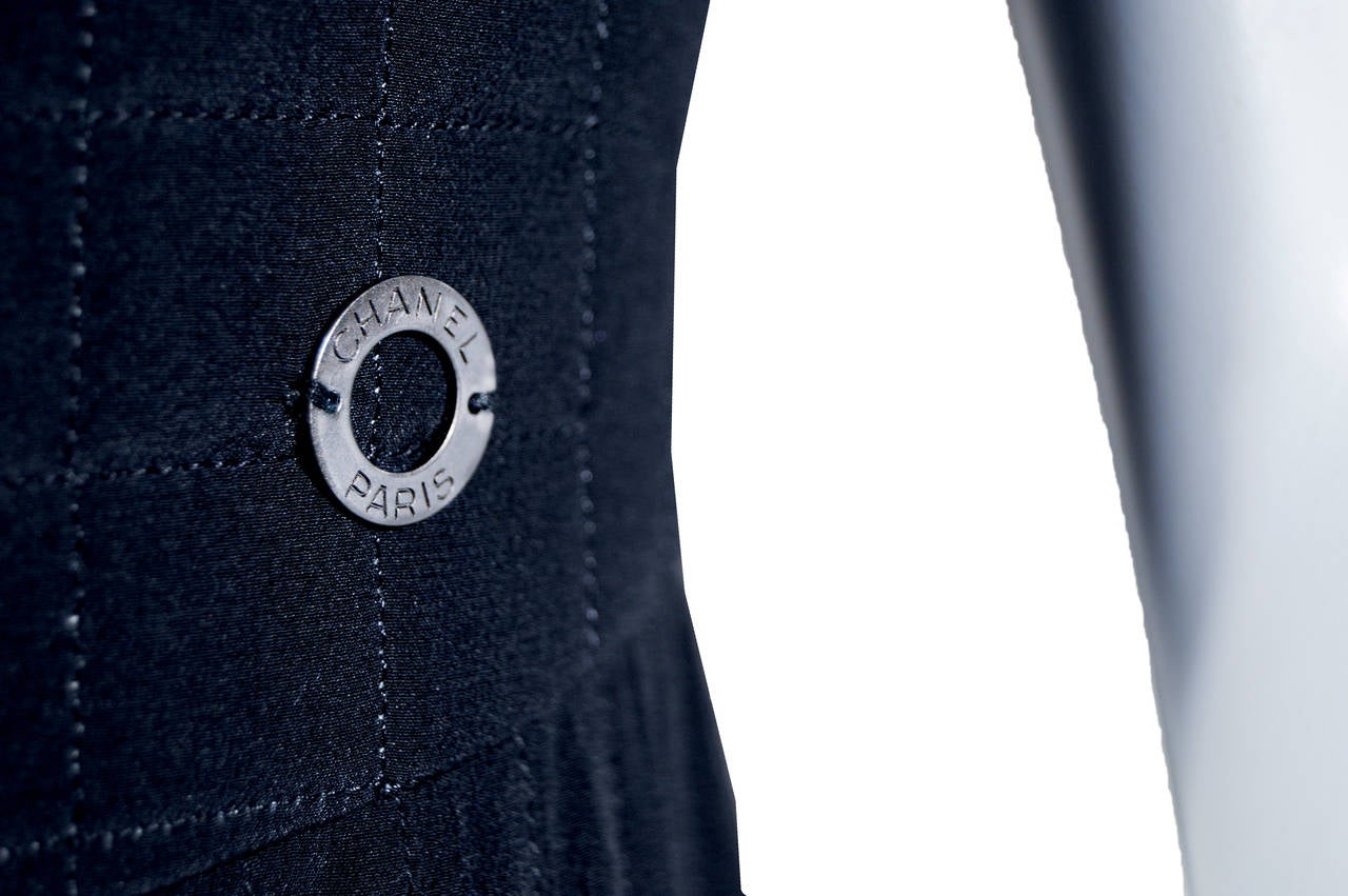Chanel - Robe en soie noire avec corsage matelassé Excellent état - En vente à Oakland, CA