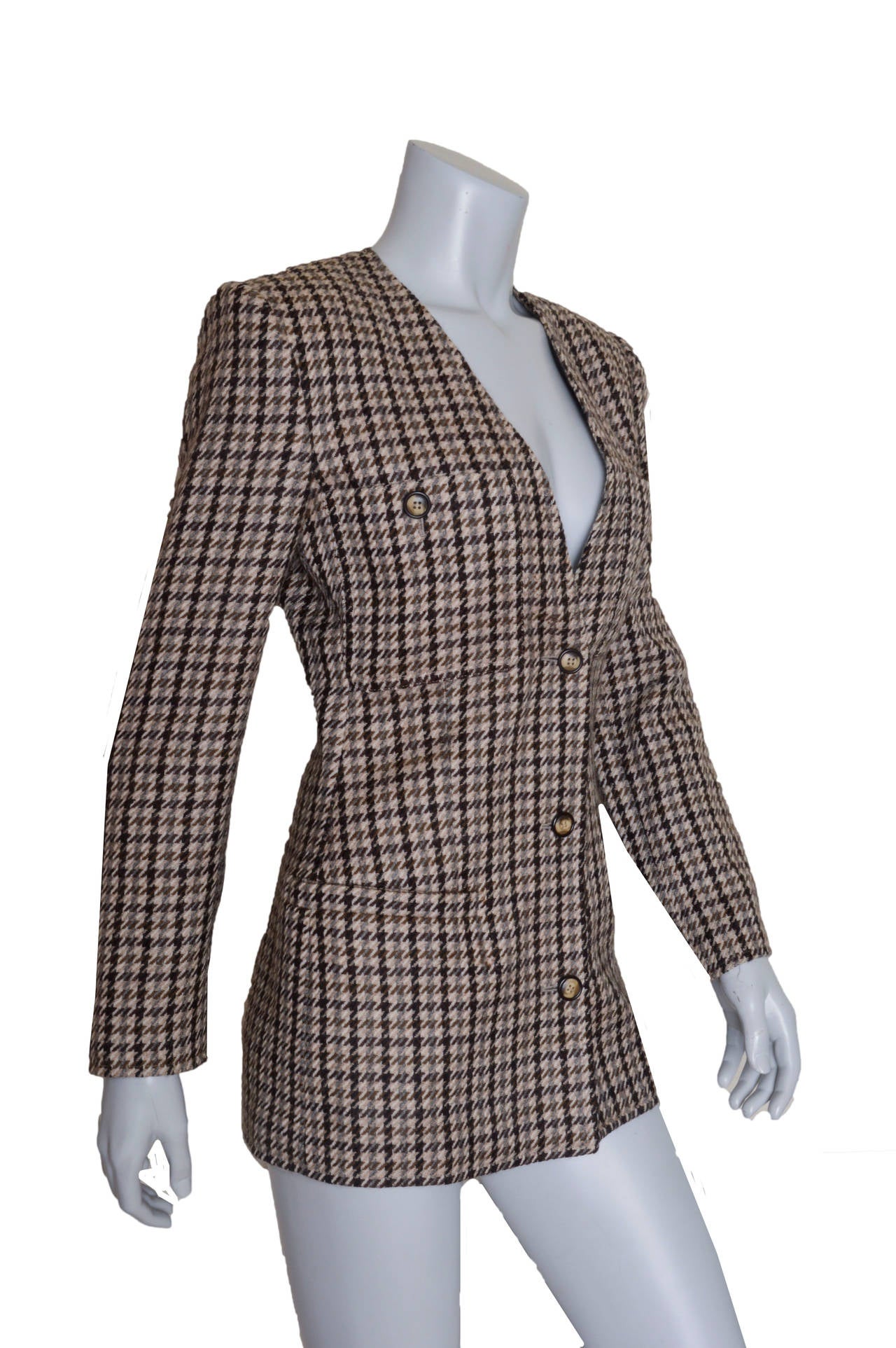 Structured vintage Gucci wool tweed blazer.
Subtle Autumn color pallet of beiges and browns.
Very flattering fitted shape hits low on the hip.
No collar, V-neck.
two chest pockets with button detail.
Two front slit pockets.
Fully