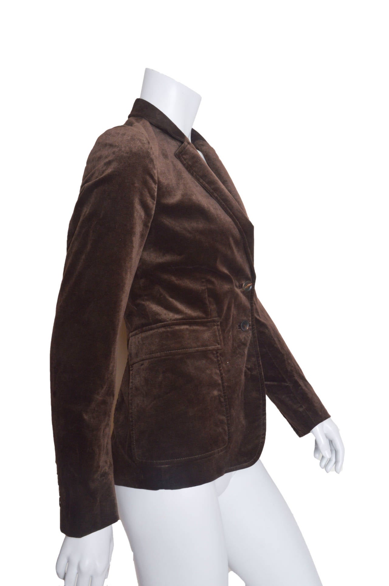 Iconic vintage Gucci 2 button brown velvet blazer.
Gucci initial embroidered on chest pocket.
Leather trim on shoulders with suede back collar.
Lined with Gucci insignia throughout.
Two large front patch pockets.
Back belt.
Cotton