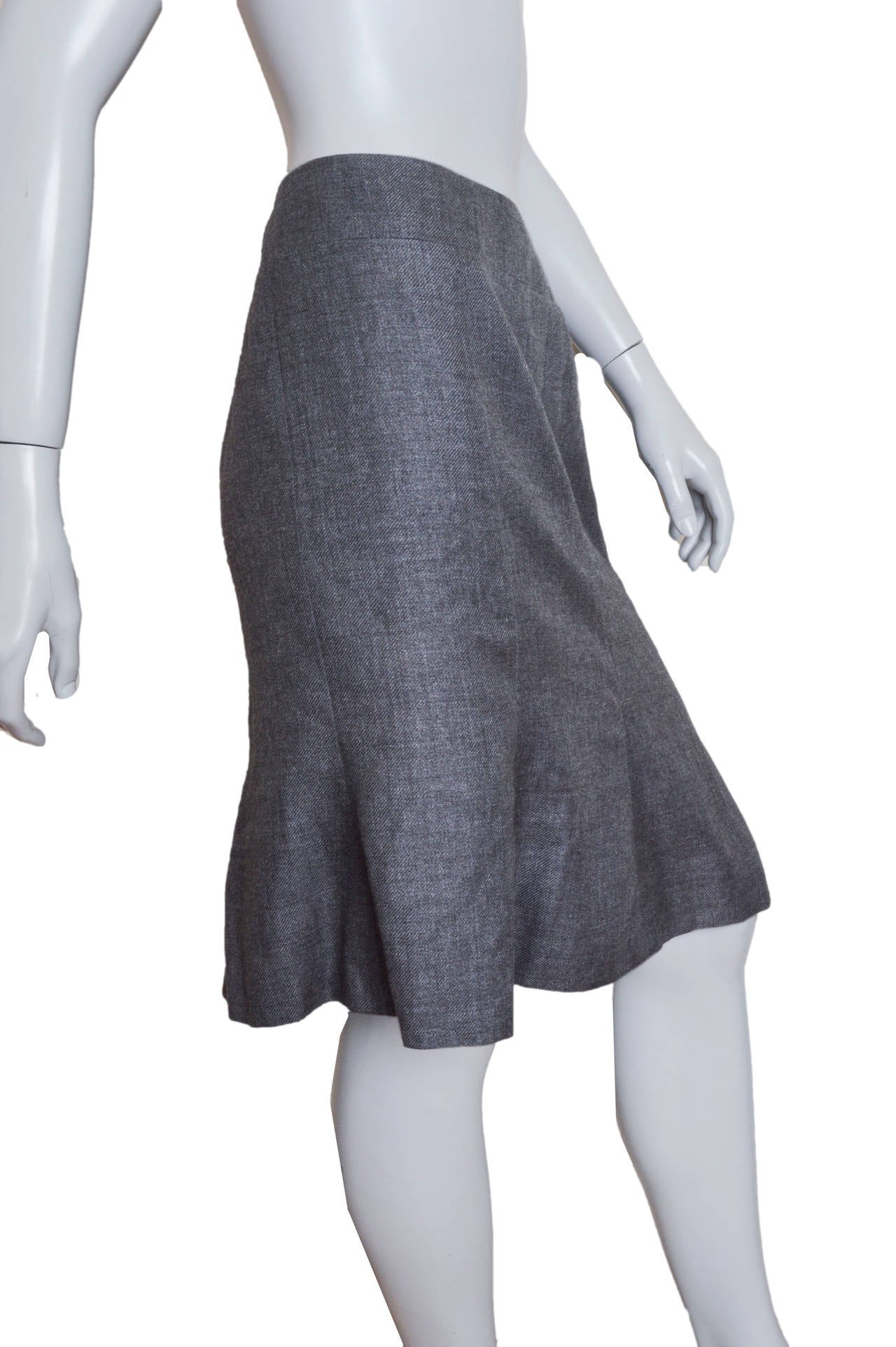 Classic Chanel gray tulip shaped skirt.
Wide waistband with flattering seaming.
Sits lower on hip, fits then flares slightly.
Double Cc logo on hip.
Lined in silk.
Tagged a size 48.