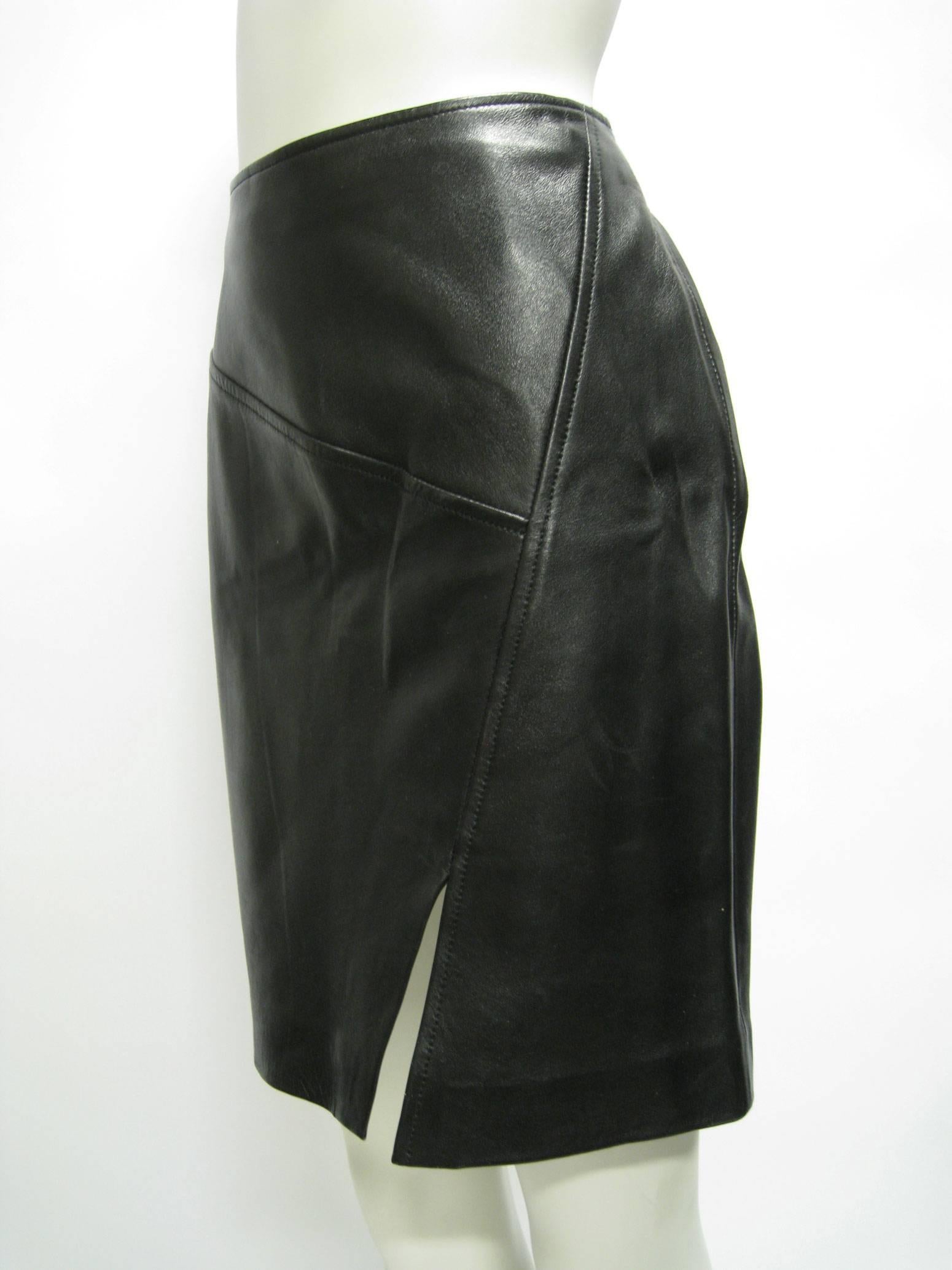 Fitted black leather skirt by Gucci.
Straight, pencil shape.
Asymmetrical seaming detail.
Slit i front.
Side zipper.
Lined.
No size tag.
