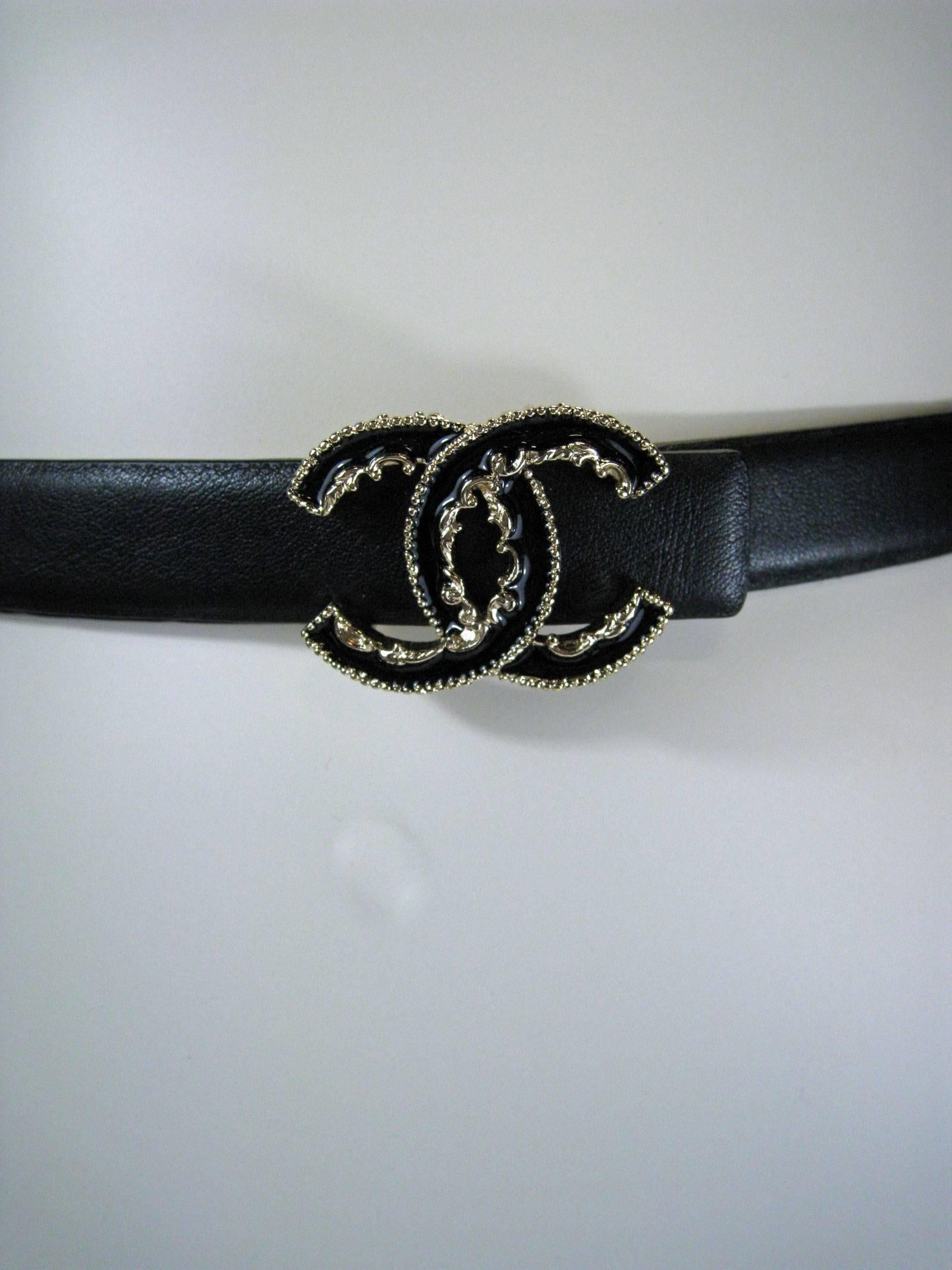 Chanel Skinny Schwarz Leder Cc Logo Gürtel im Zustand „Hervorragend“ in Oakland, CA
