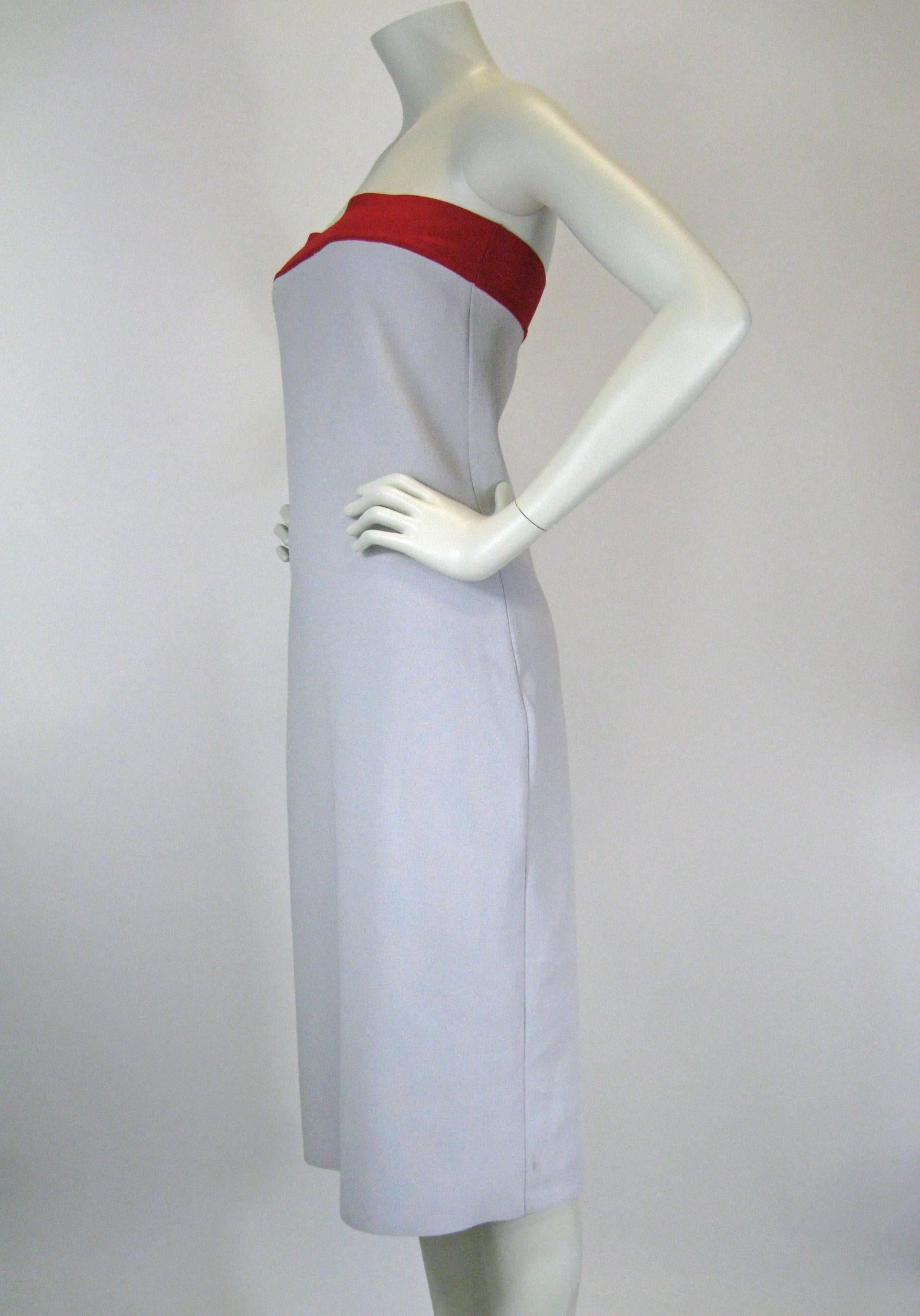 Abito Narciso Rodriguez.
Grigio pallido con petto a bande rosse.
Forma a clessidra.
Maglia più spessa ed elastica.
Taggato con una taglia US 12.

Le misure sono state prese in piano, l'indumento si allunga.
Busto: 30
Vita: 28
Anca: