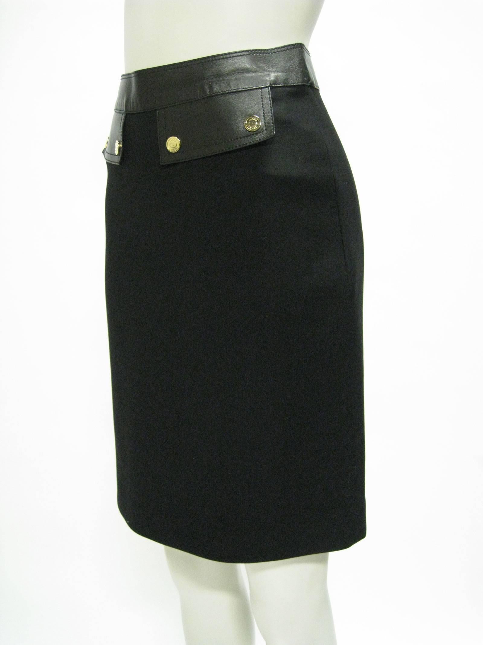 Simply sexy Gucci black fitted skirt.
Soft refined structured wool.
Leather waist band and faux pocket flaps.
Gold 