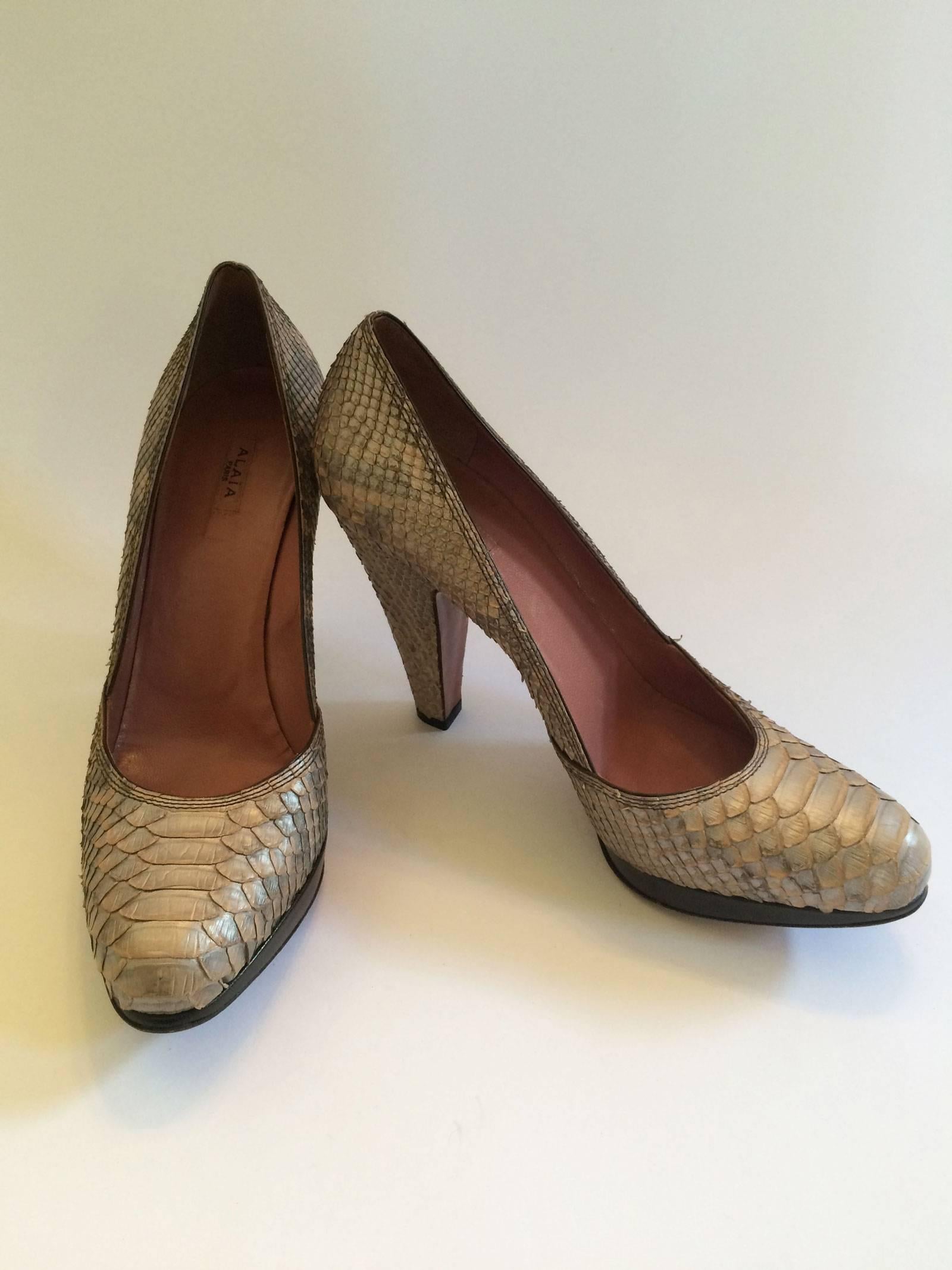 Stunning Azzedine Alaia snakeskin heels.
Slightly iridescent.
Shades of pale gray, beige and taupe.
Almond shaped toe.
Dark brown leather 3/4