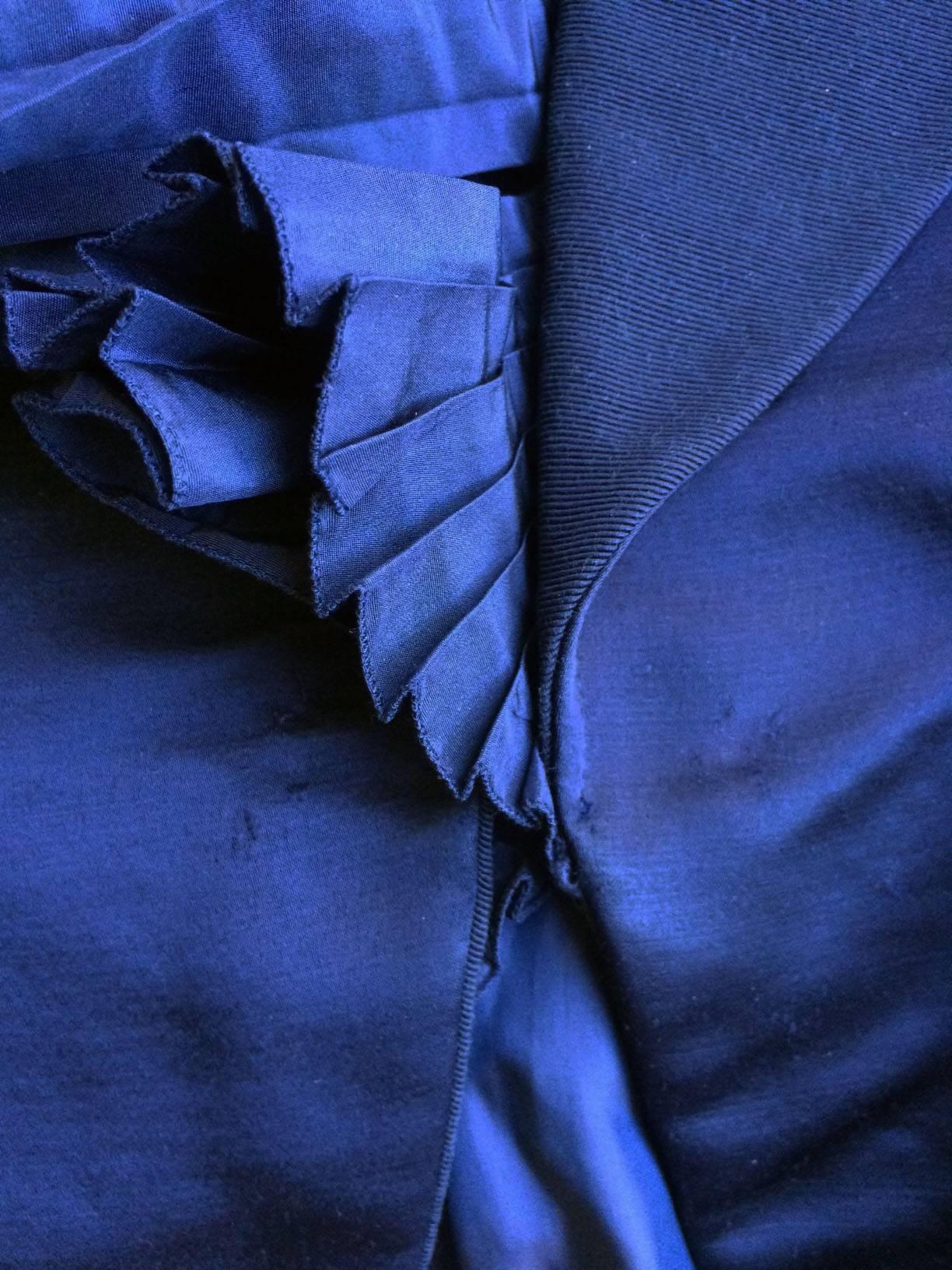 Christian Dior Abendjacke aus blauem Satin mit großem plissiertem Kragen im Angebot 4