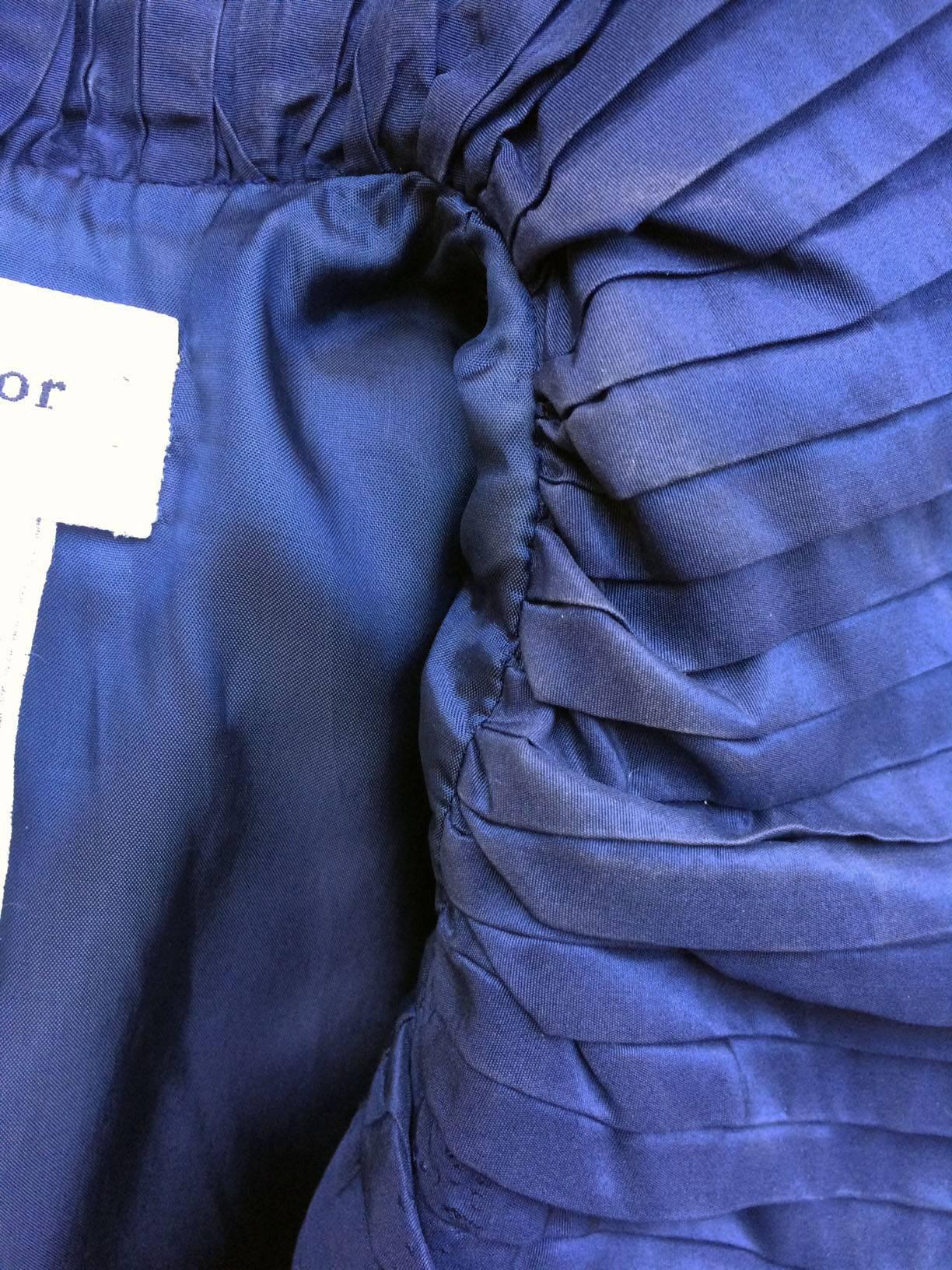 Christian Dior Abendjacke aus blauem Satin mit großem plissiertem Kragen im Angebot 5
