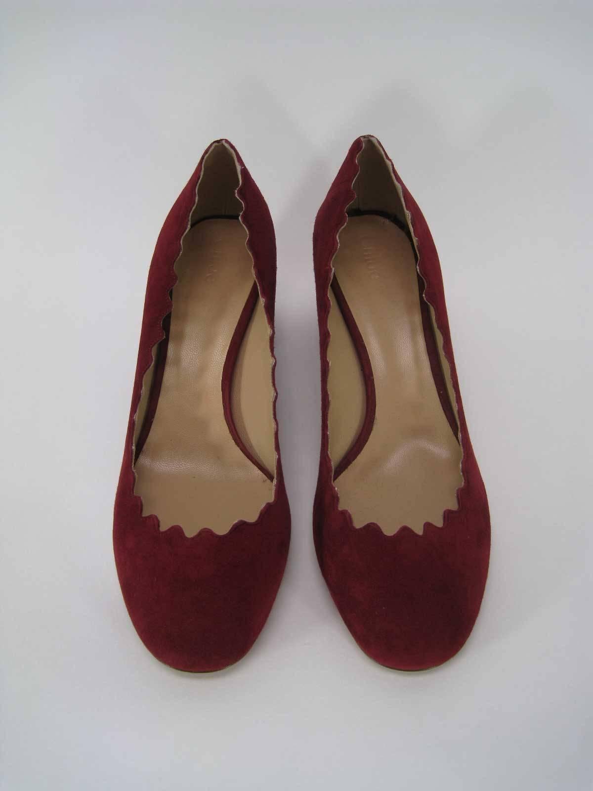 Chloe Lauren heels in burgundy suede.

Chamois suede heels in burgundy. 

Round toe. 

Scalloped collar. 

Covered block heel. 

Leather sole in beige. 

This item is in good pre-worn condition. There are some marks and spots on the suede on heels,