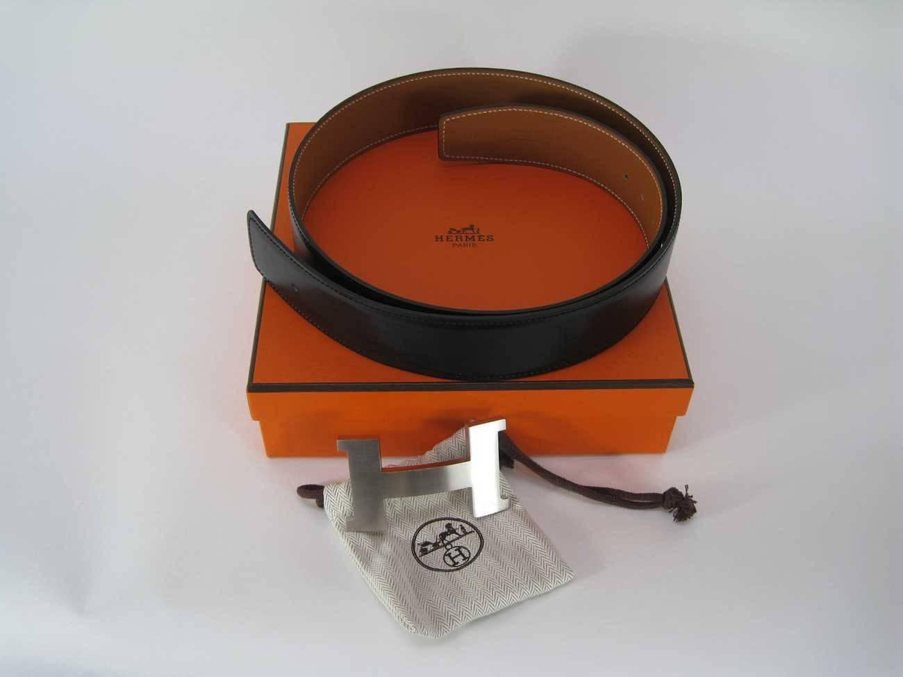 Fabulous Hermes reversible leather belt with H buckle.

Belt and buckle come in original box and packaging,

Brushed silver buckle.

Black and light brown/tan leather with three holes for adjustable size.

This item is in good pre-worn condition but