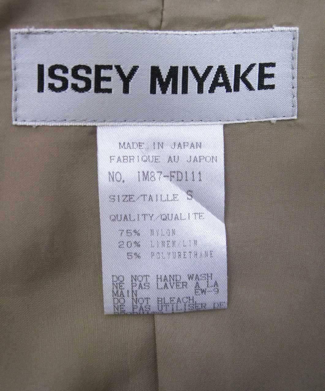 Issey Miyake Khakifarbene Leinen-Blazerjacke im Angebot 2