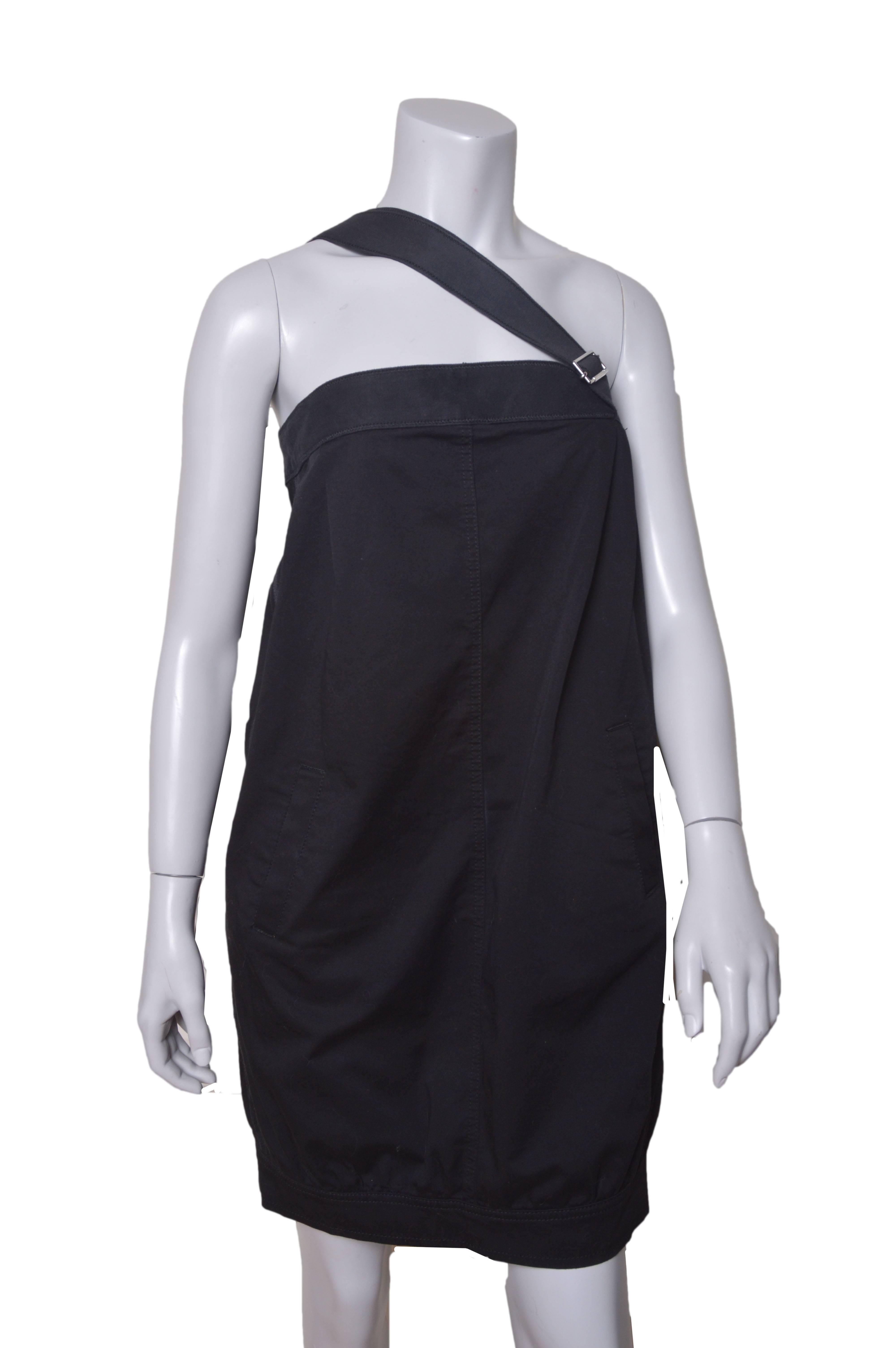 Outstanding Dolce & Gabanna dress.
Adjustable wide strap that crosses over shoulder.
Structured mid-weight cotton.
Banded bust and hem.
Dress has slight bubble shape.
Front pleating and two slant pockets.
Back zipper and two patch