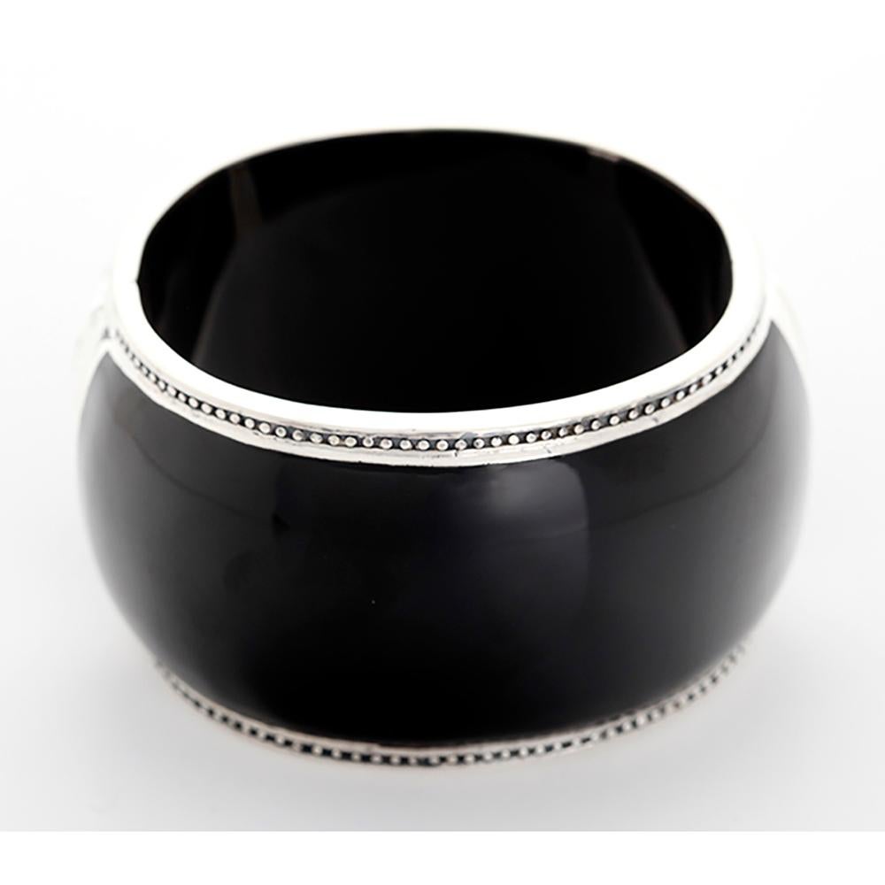 Dieses wunderschöne Armband aus schwarzem Harz und Sterlingsilber von Miriam Salat zeigt ein Medaillon mit braunem und weißem Topas. Manschette misst ca. 6-1/2 Zoll im Umfang und ca. 1-1/2 Zoll in der Breite mit einem Magnetverschluss. Das