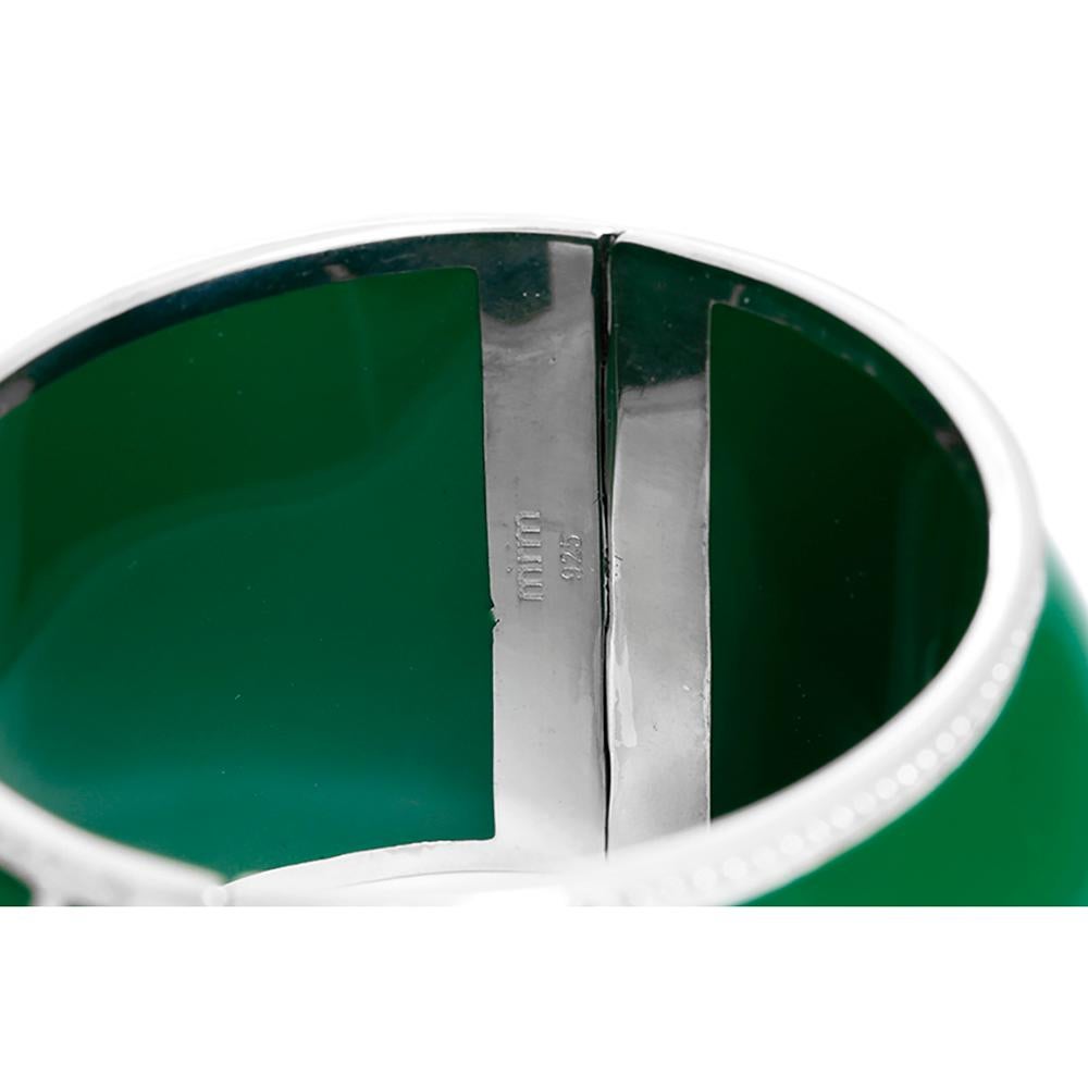  Dieses erstaunliche Miriam Salat Manschettenarmband besteht aus grünem Harz mit einer Federapplikation aus Sterlingsilber und einem facettierten blauen und weißen Topas in Zackenform. Das Armband hat einen Magnetverschluss und misst ca. 6-1/2 Zoll