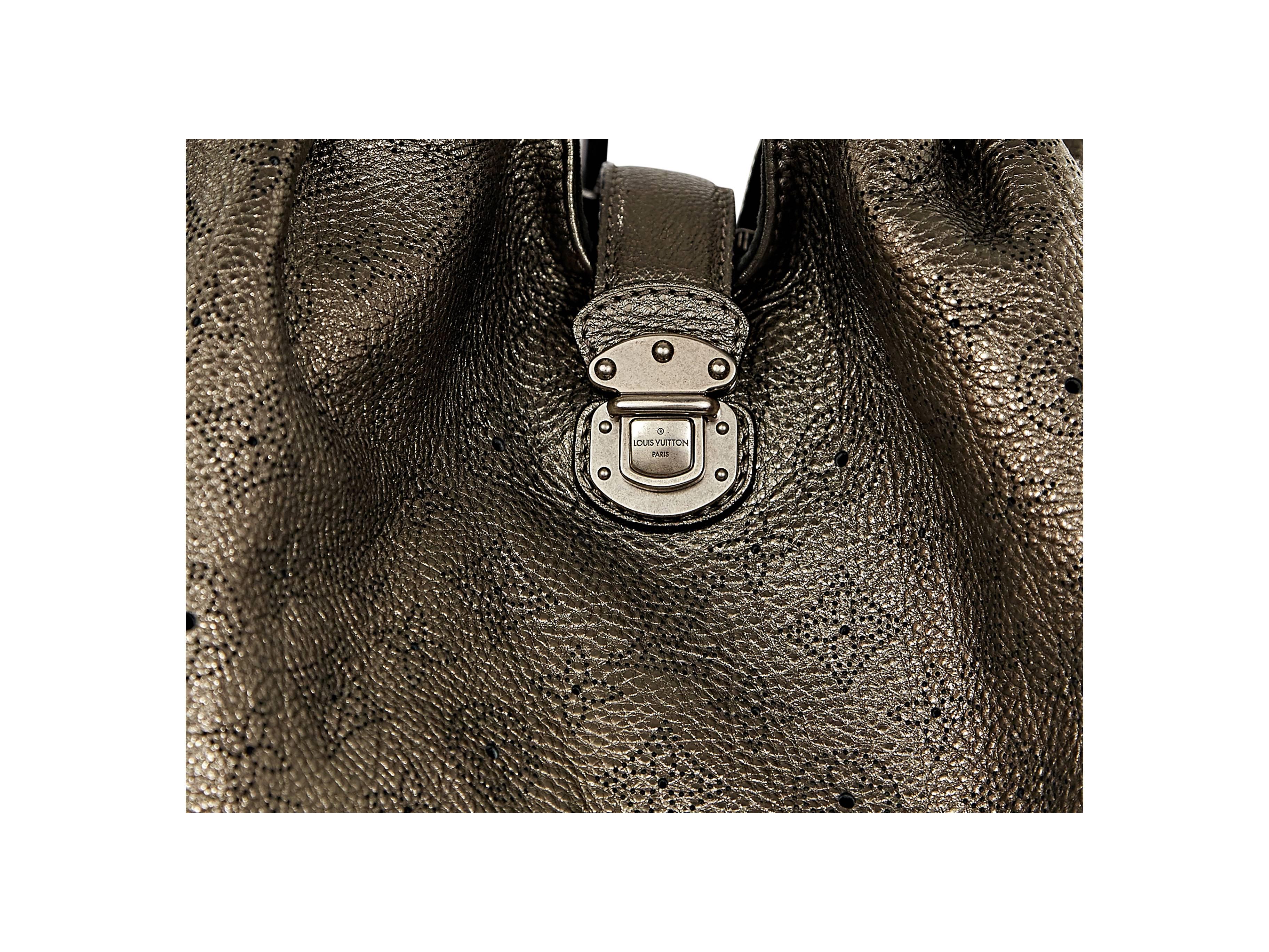 Louis Vuitton Mahaina XL Hobo-Tasche aus Bronzeleder im Zustand „Hervorragend“ in New York, NY