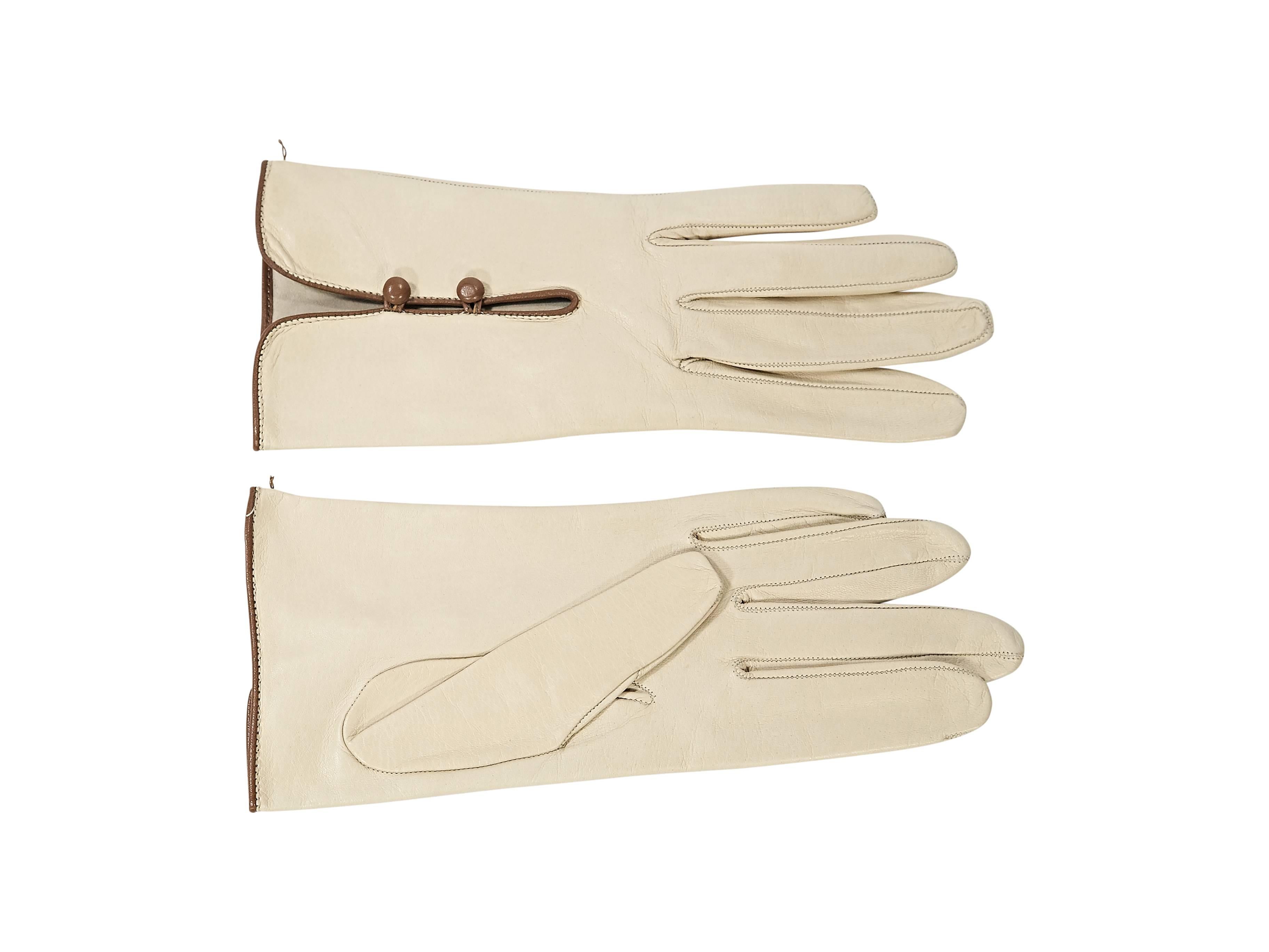 Product details:  ﻿Cream leather gloves by Hermes.  Double button closure. 
Condition: Excellent. 