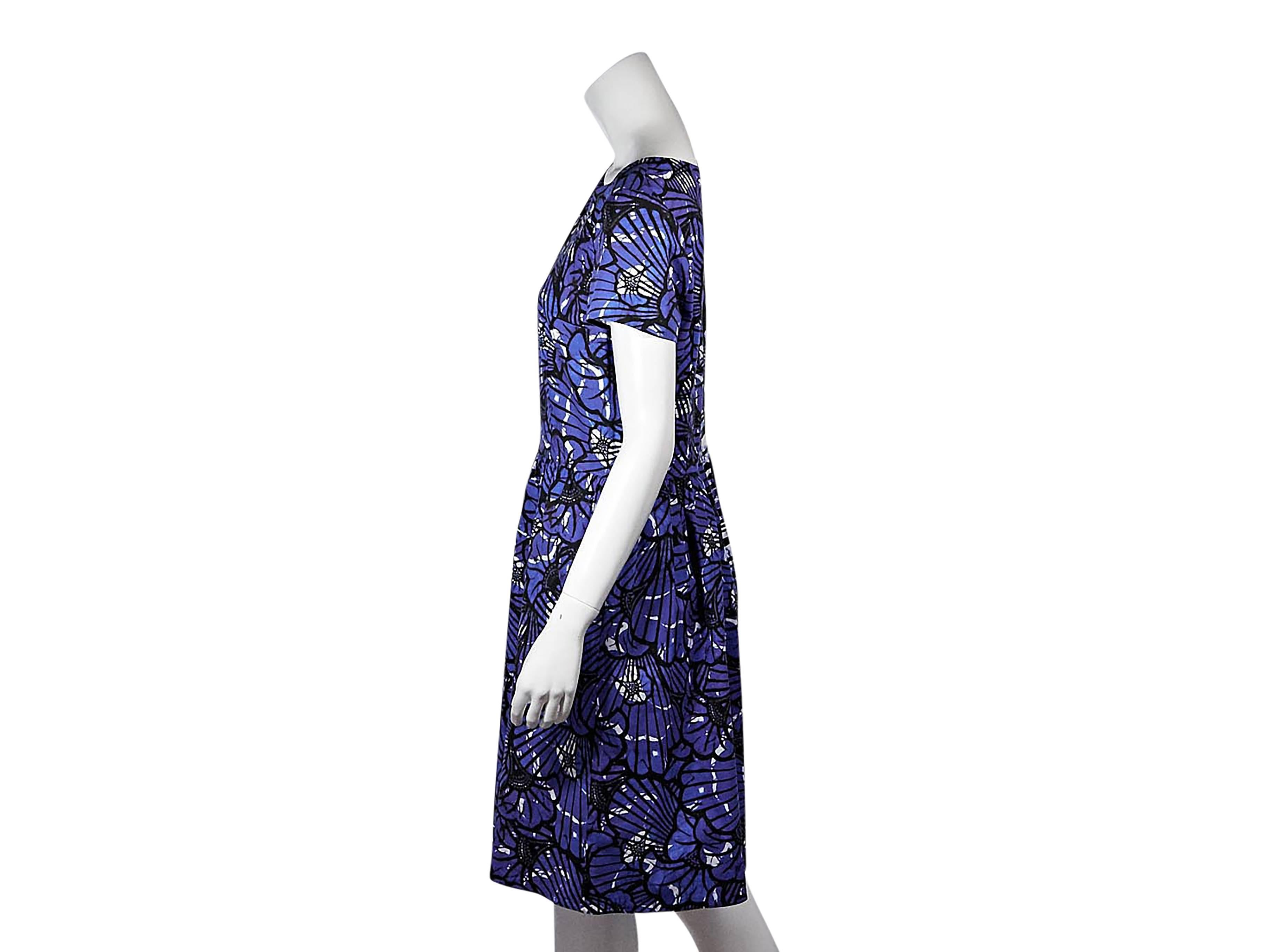 Product details: Blue abstract floral-printed fit-and-fare dress by Oscar de la Renta. Boatneck. Short sleeves. Concealed back zip closure. 
Condition: Pre-owned. Very good.

Est. Retail $ 998.00
