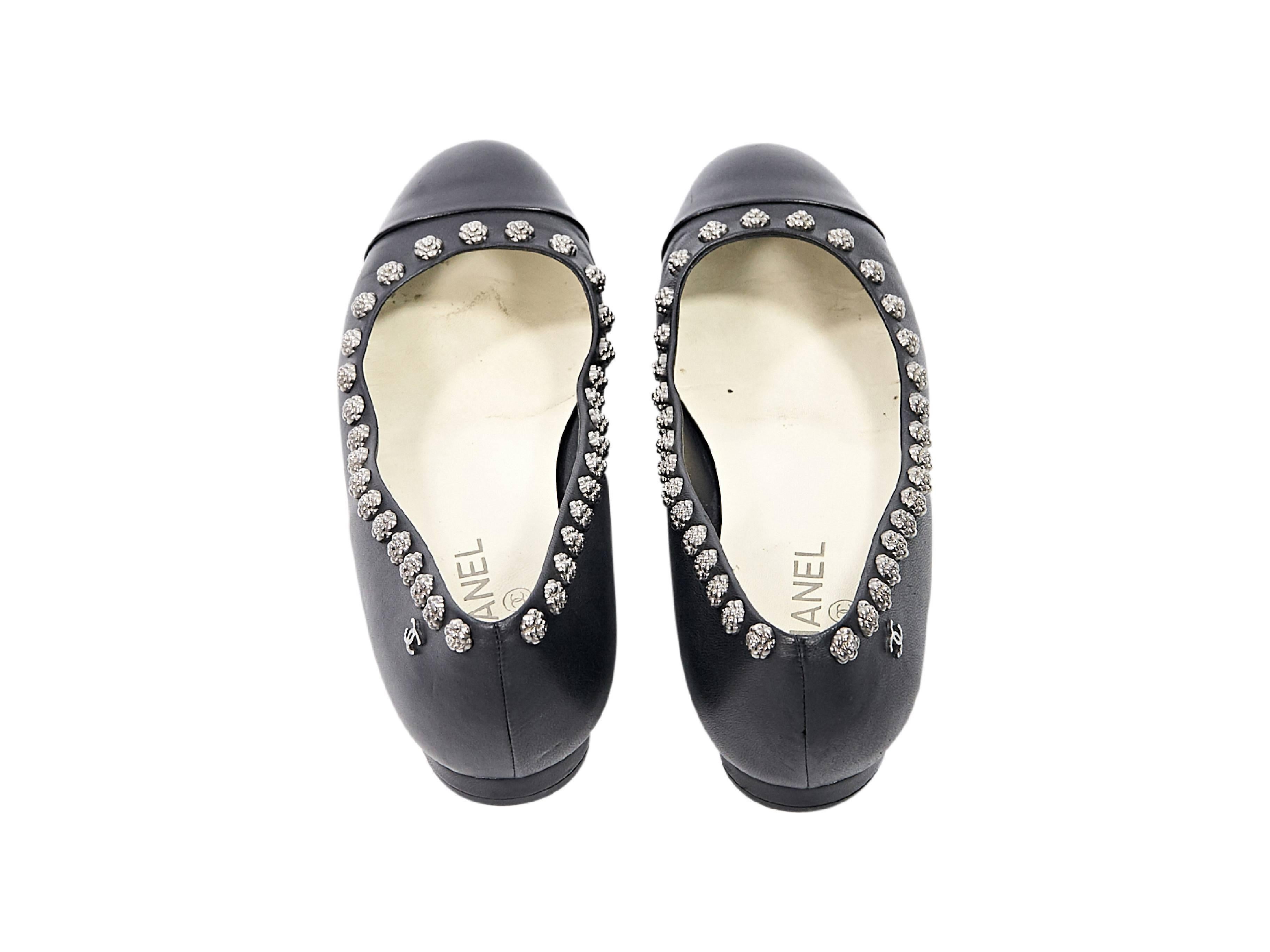 Black Chanel Camellia Leather Ballet Flats In Excellent Condition In New York, NY