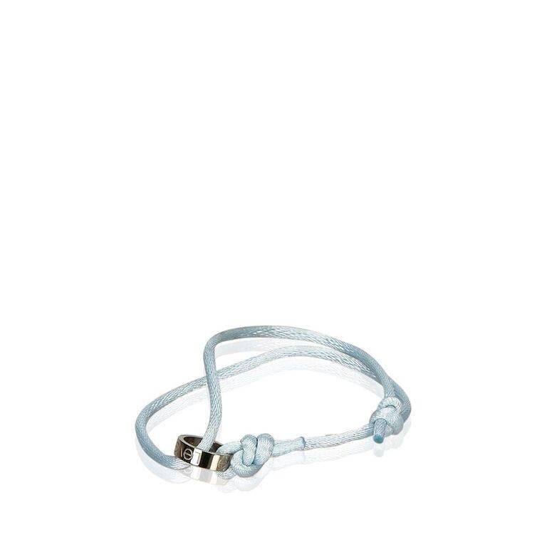 Einzelheiten zum Produkt:  Blaues Seidenkordelarmband Love von Cartier.  Beschläge aus 18 Karat Weißgold. 
Zustand: Gebraucht. Ausgezeichnet.
Est. Einzelhandel $ 995.00