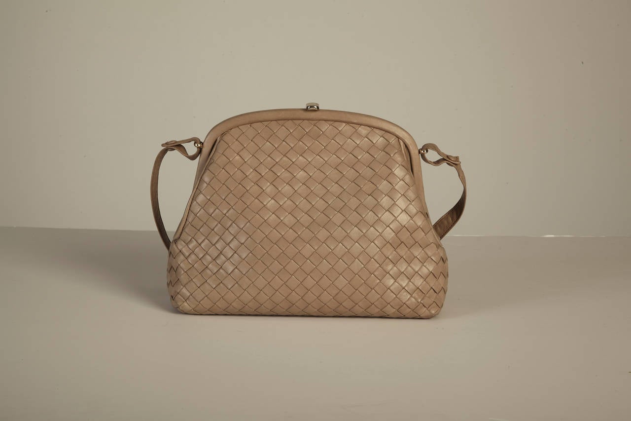 The body of this bag is delicately crafted with the signature Bottega Veneta intricately woven leather. With its gorgeous, neutral beige color, this purse is quaint and versatile – making it perfect for any outfit or outing. Comes with one main