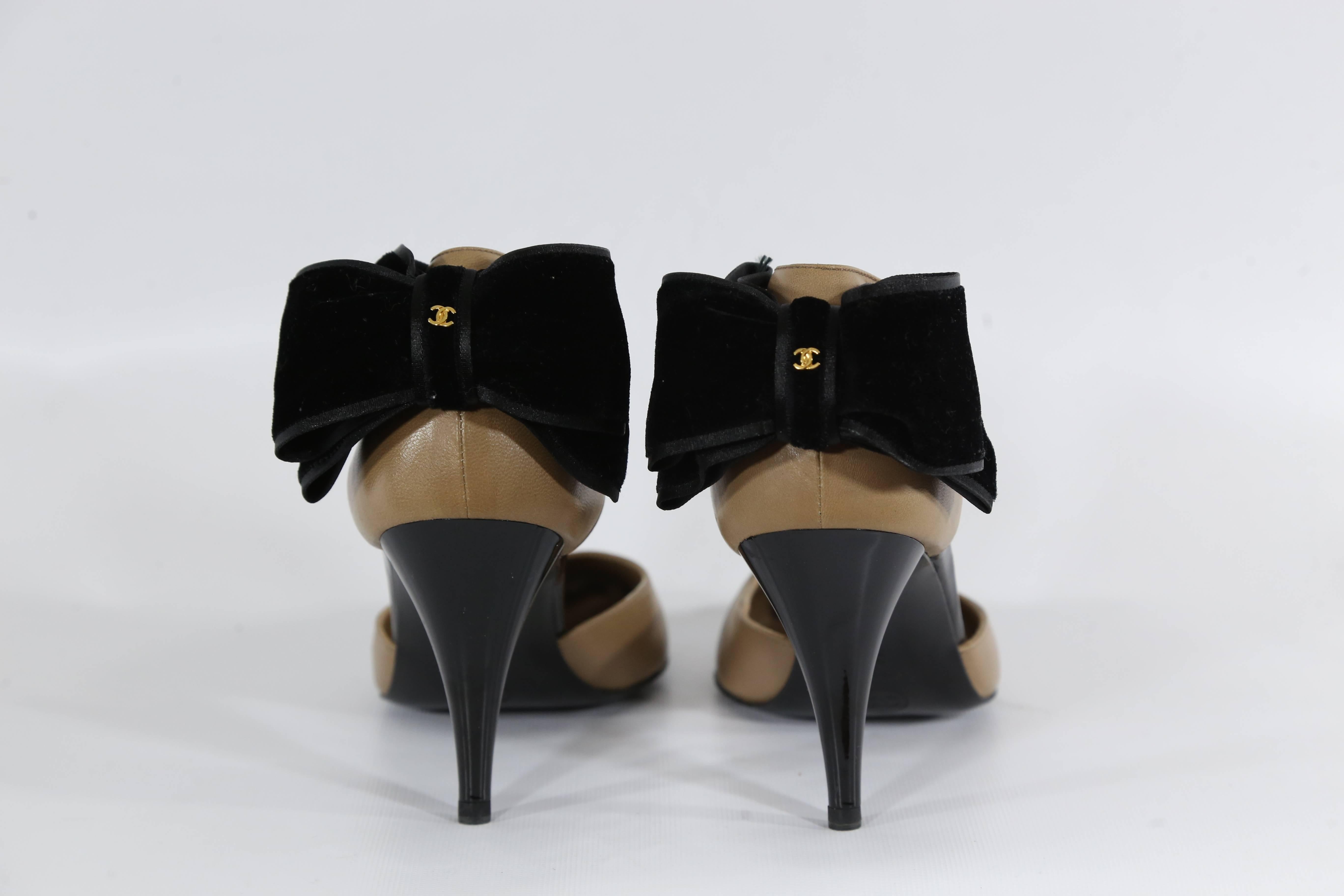 Chanel beige leather pumps with black heel and Velvet black bows. 