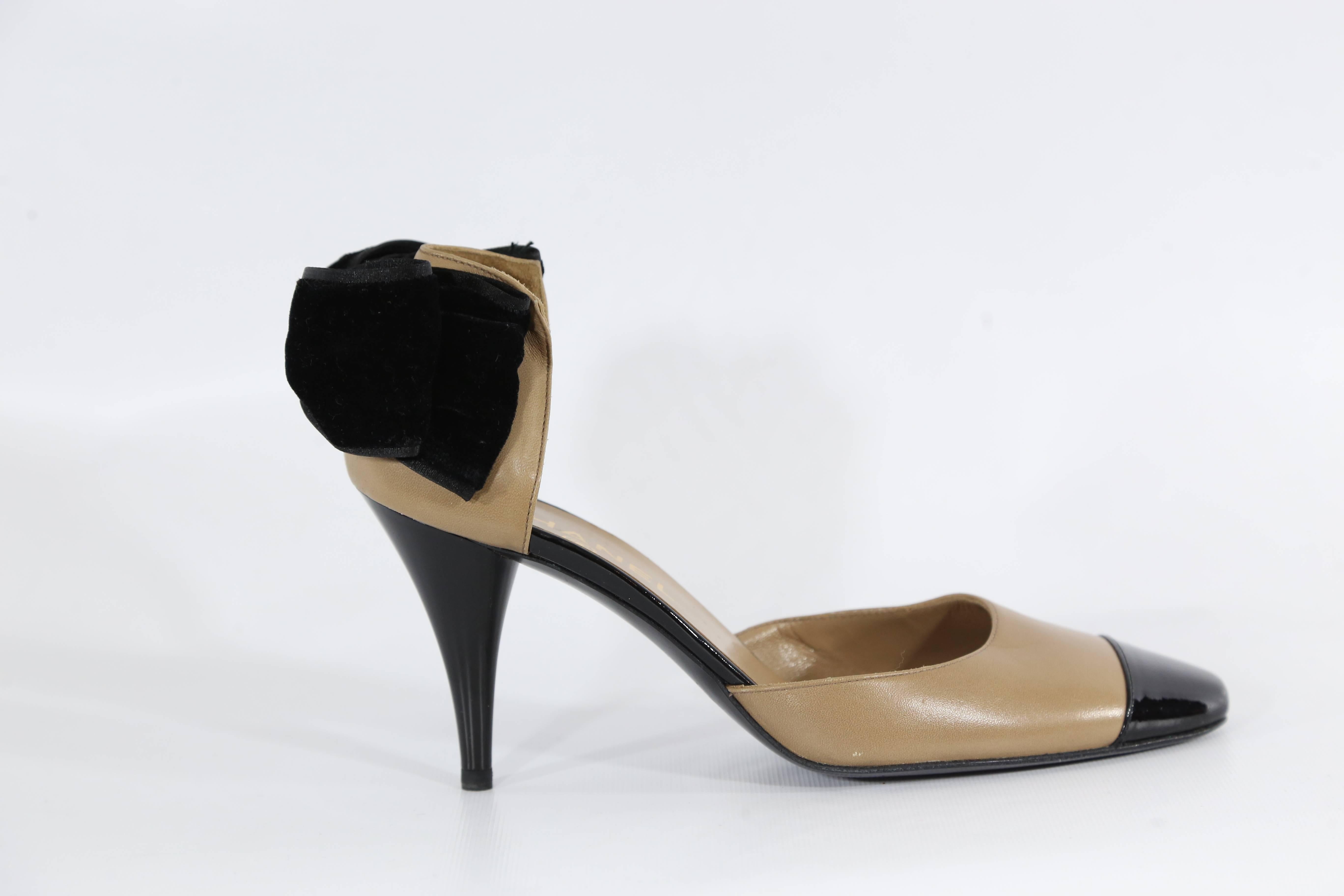 Chanel Beige Leather Pumps With Black Bows In Excellent Condition In New York, NY