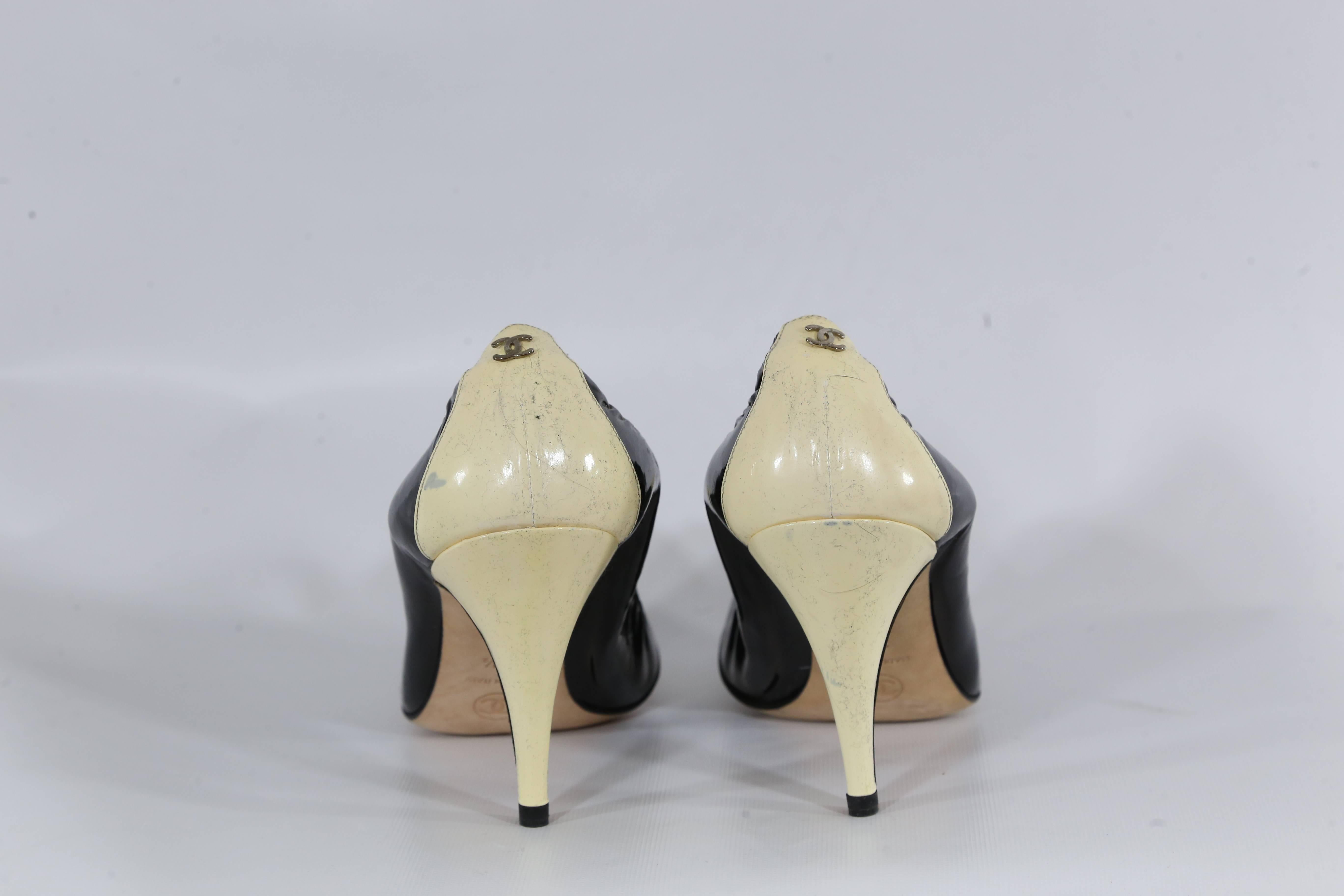 Chanel black patent leather and ivory two-tone pumps. 