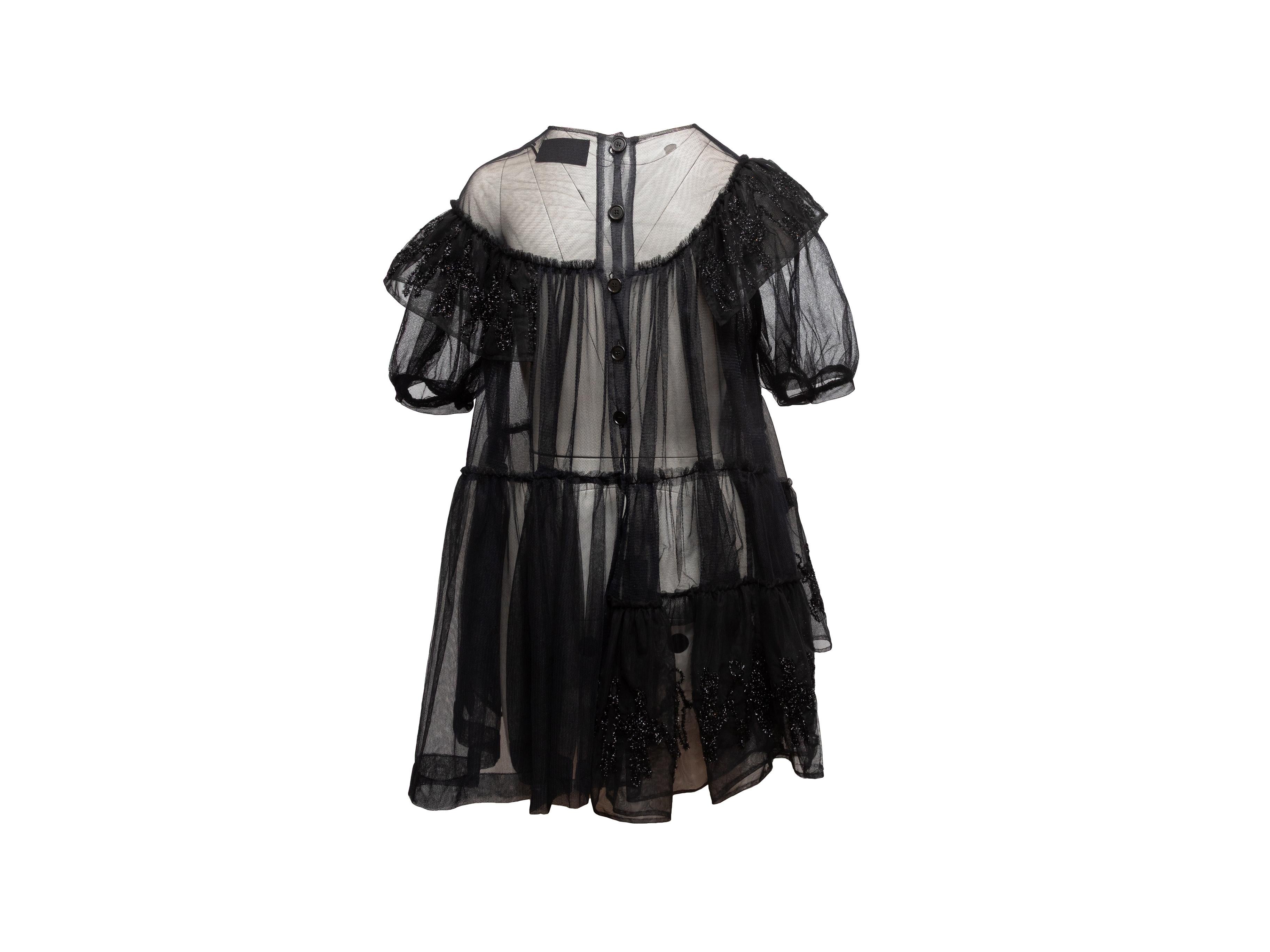 Mini abito nero in rete trasparente di Simone Rocha. Girocollo. Maniche corte a sbuffo. Chiusura con bottoni al centro della schiena. Seno 50