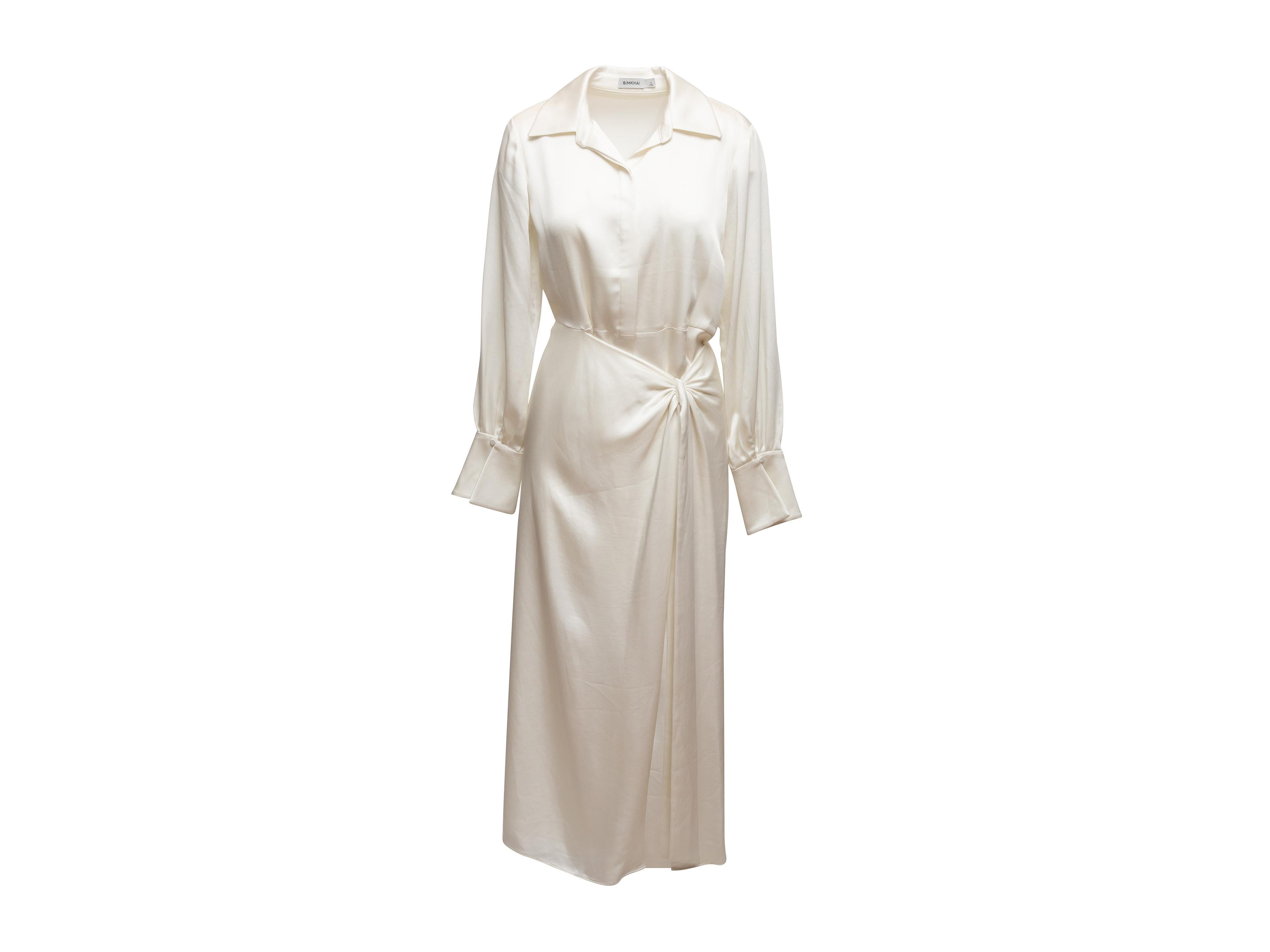Robe longue à manches longues en satin blanc de Jonathan Simkhai. Col pointu. Froncé à la taille sur le devant. Fermeture à boutons cachés sur le devant. Buste de 37