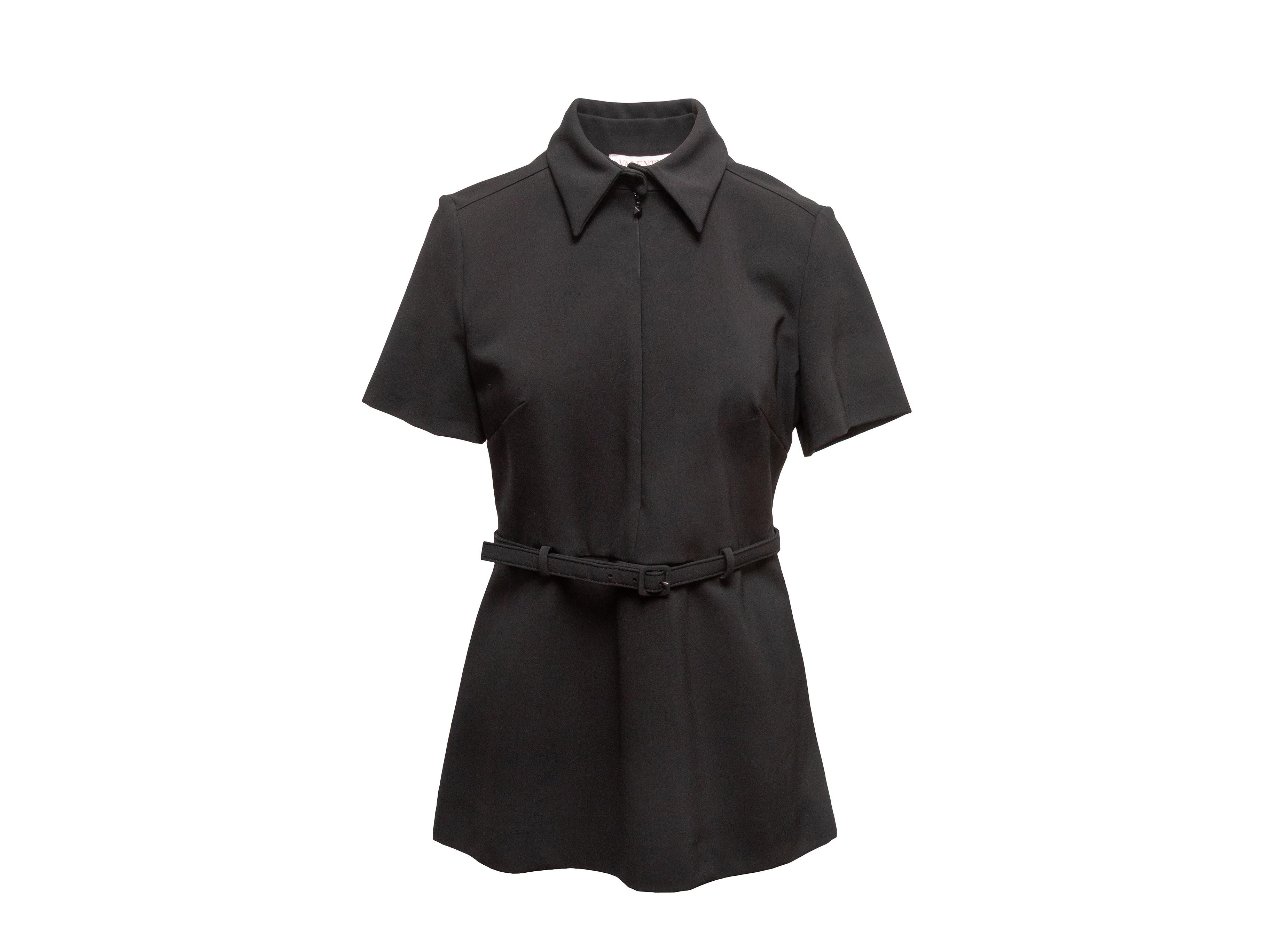  Mini robe noire ceinturée de Valentino. Col pointu. Manches courtes. Fermeture à glissière sur le devant. Poitrine 34,5