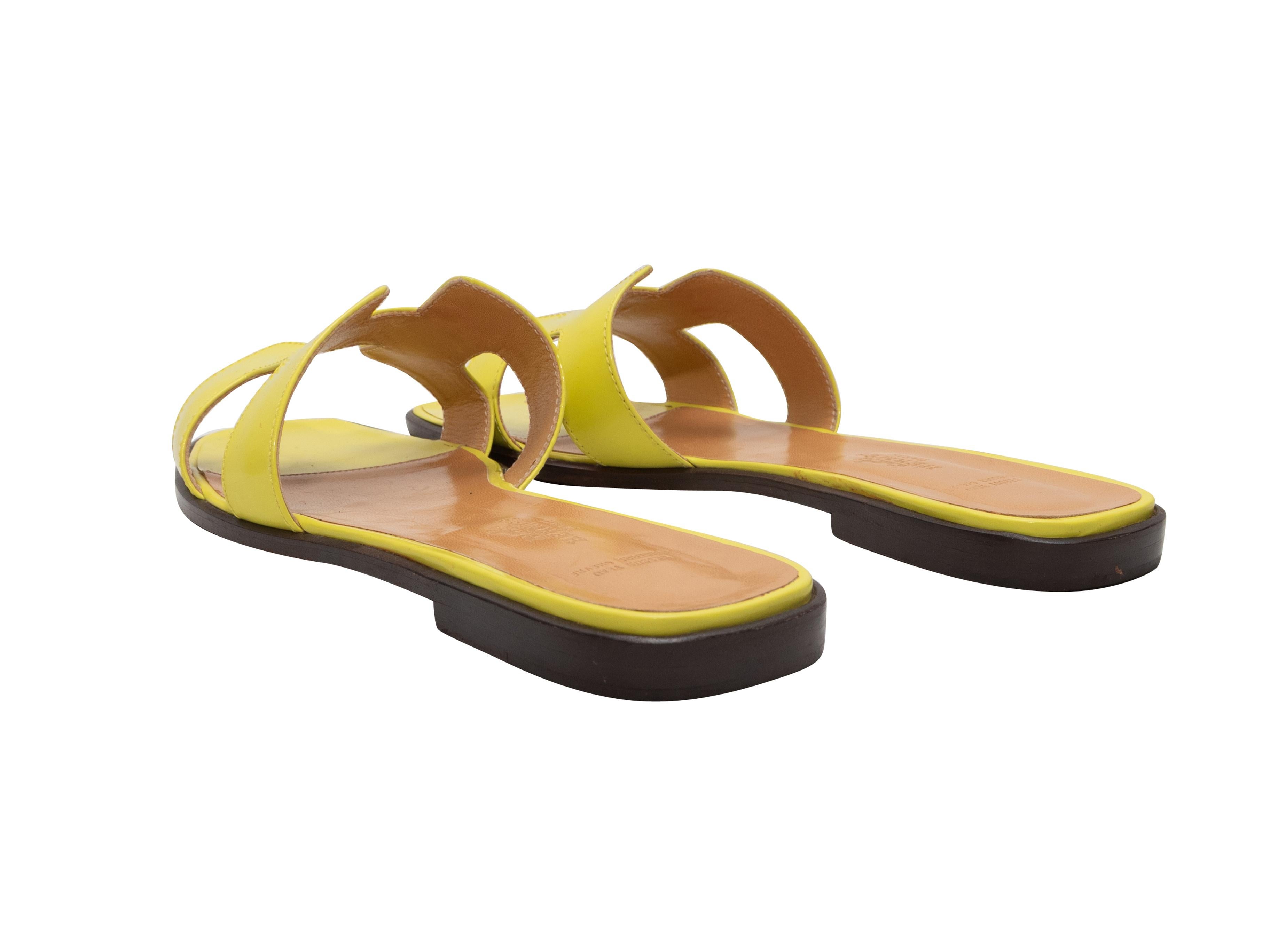Sandales plates en cuir Hermes jaune Taille 39 Bon état - En vente à New York, NY