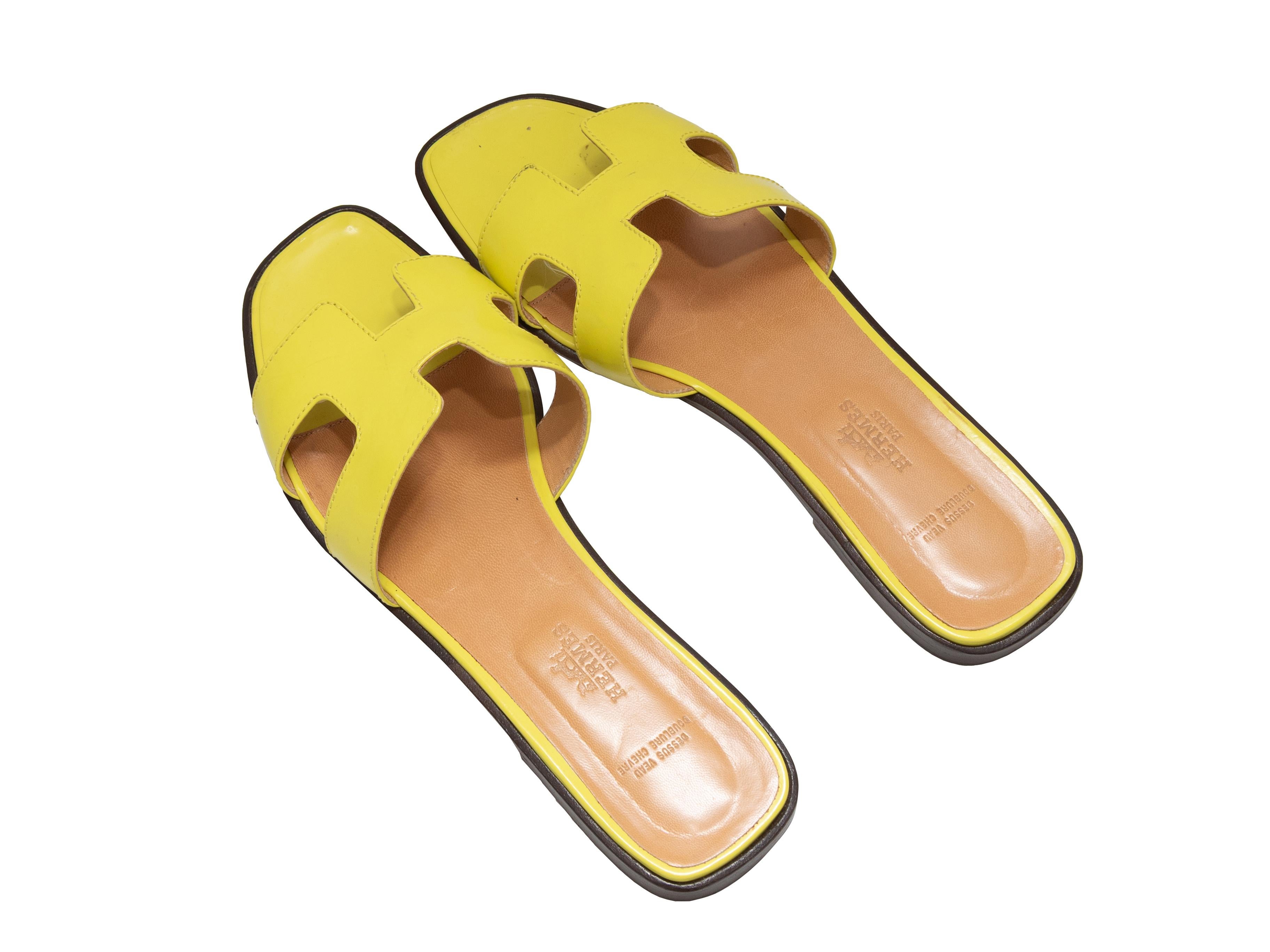 Jaune Sandales plates en cuir Hermes jaune Taille 39 en vente