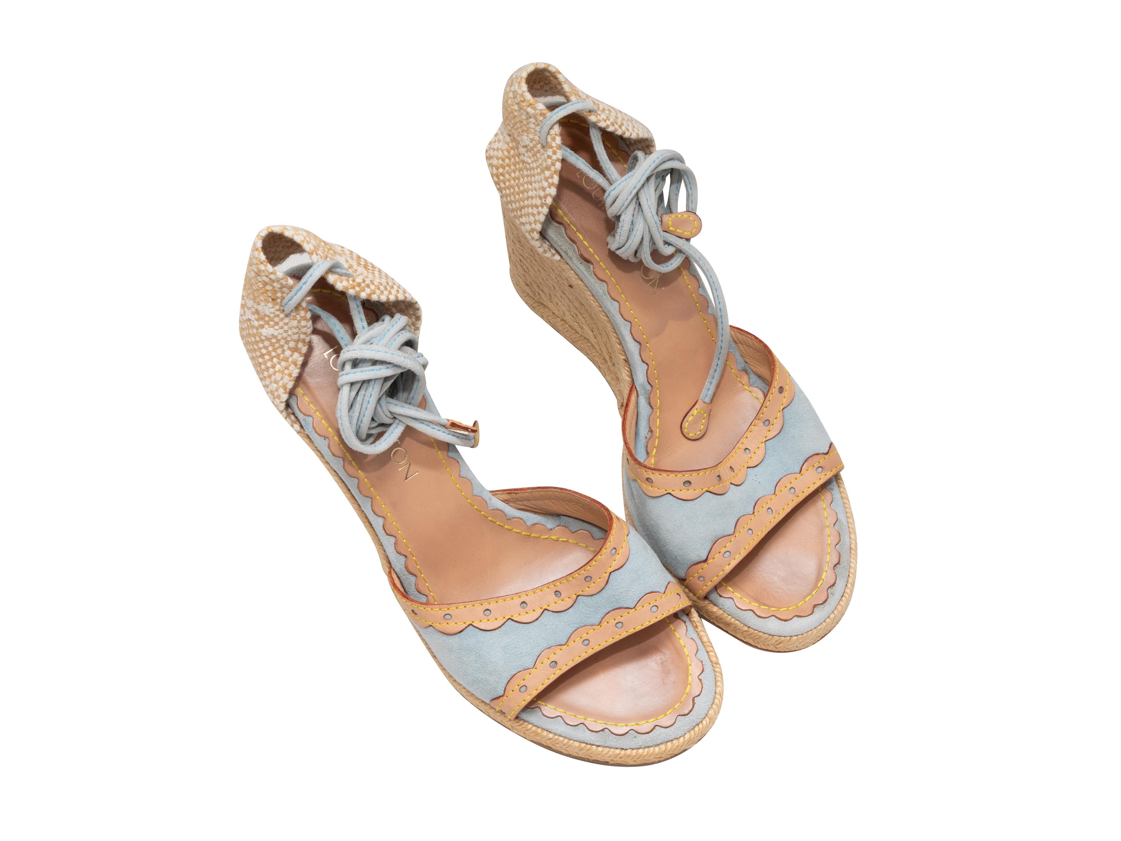 Espadrilles compensées à lacets en daim et cuir bleu ciel et beige par Louis Vuitton. Talons recouverts de jute. Bride de cheville à lacets. Hauteur de la plateforme de 0,75