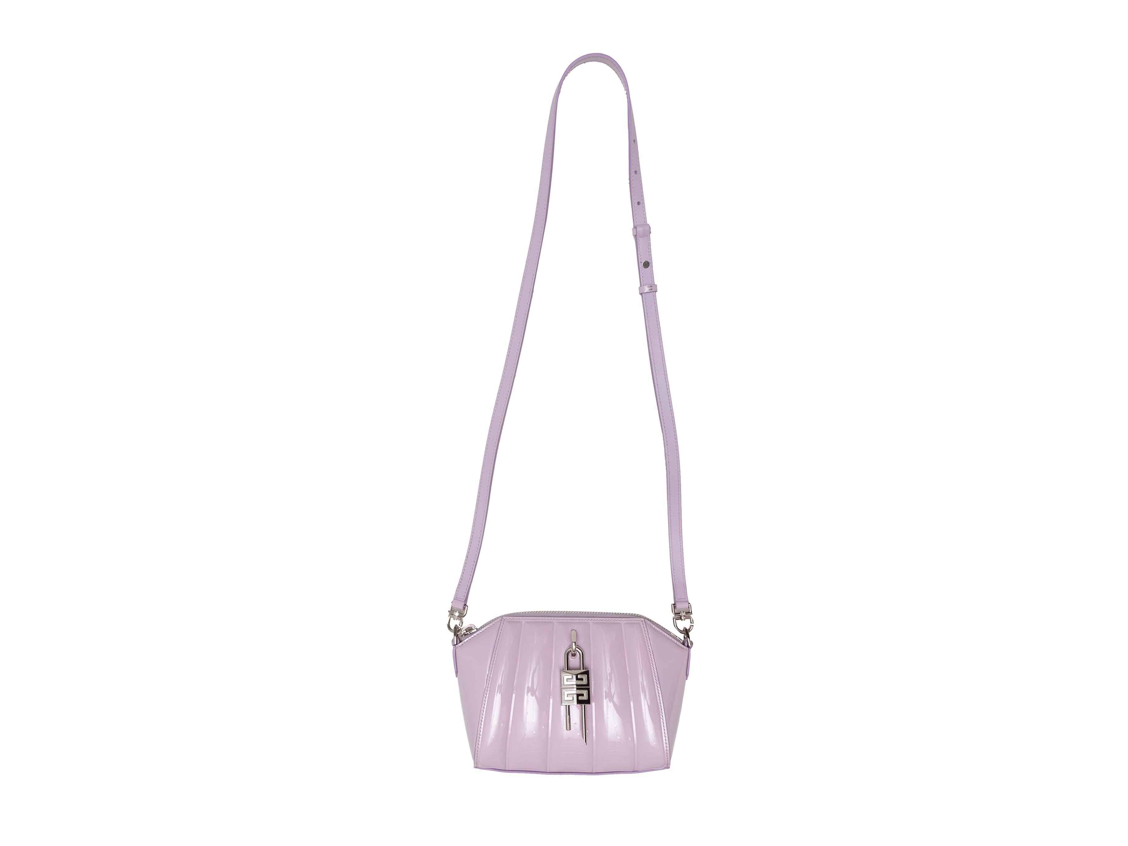 Borsa a tracolla in vernice lilla di Givenchy. Questa borsa a tracolla presenta un corpo in vernice, finiture argentate, due cinghie piatte intercambiabili e una chiusura a zip superiore. L. 10
