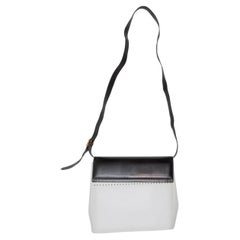 Salvatore Ferragamo Leder Umhängetasche in Weiß und Schwarz