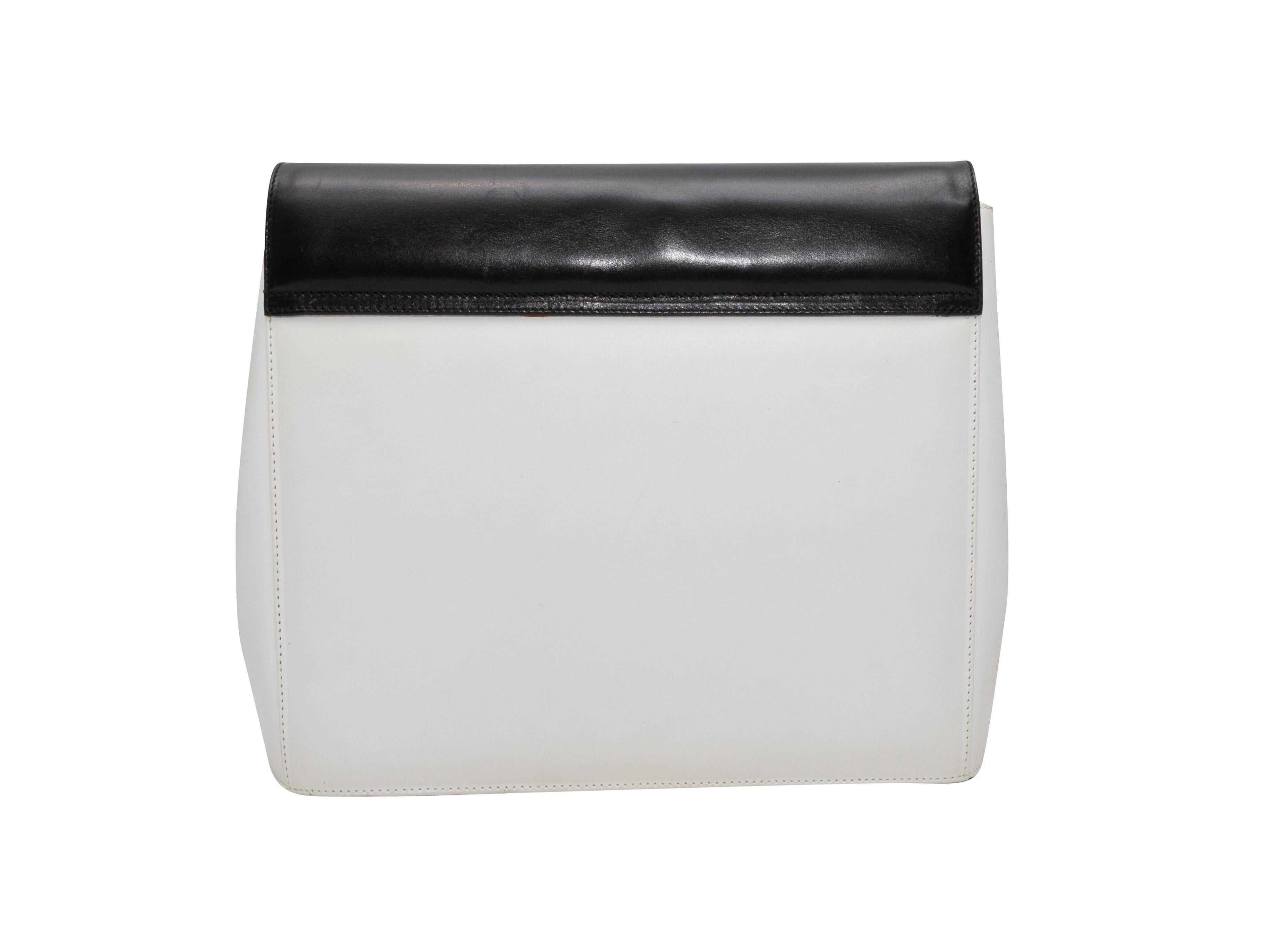 Sac à bandoulière en cuir blanc et noir Salvatore Ferragamo. Ce sac à bandoulière comporte un corps en cuir, des ferrures dorées, une seule bandoulière et une fermeture à rabat sur le devant. 10