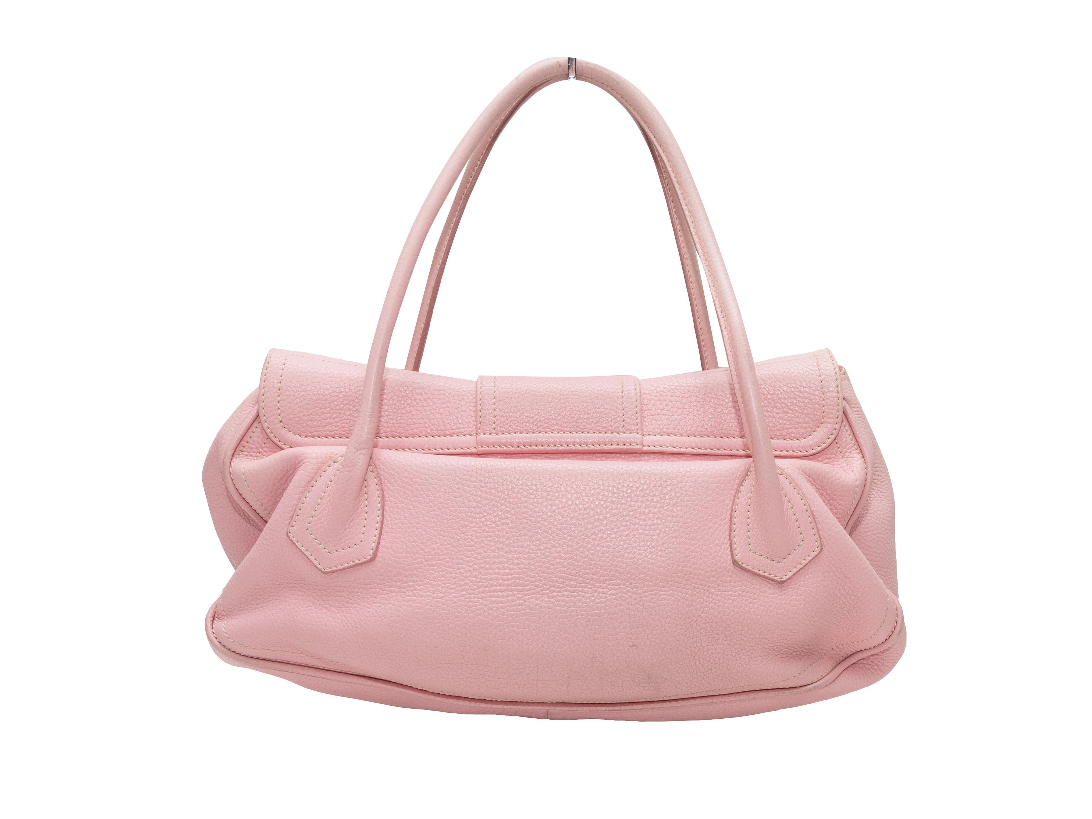 Vintage Light Pink Celine Early 2000s Large Handbag. Ce sac à main présente un corps en cuir, des accessoires dorés, deux poignées roulées et une fermeture à boucle sur le devant. 18