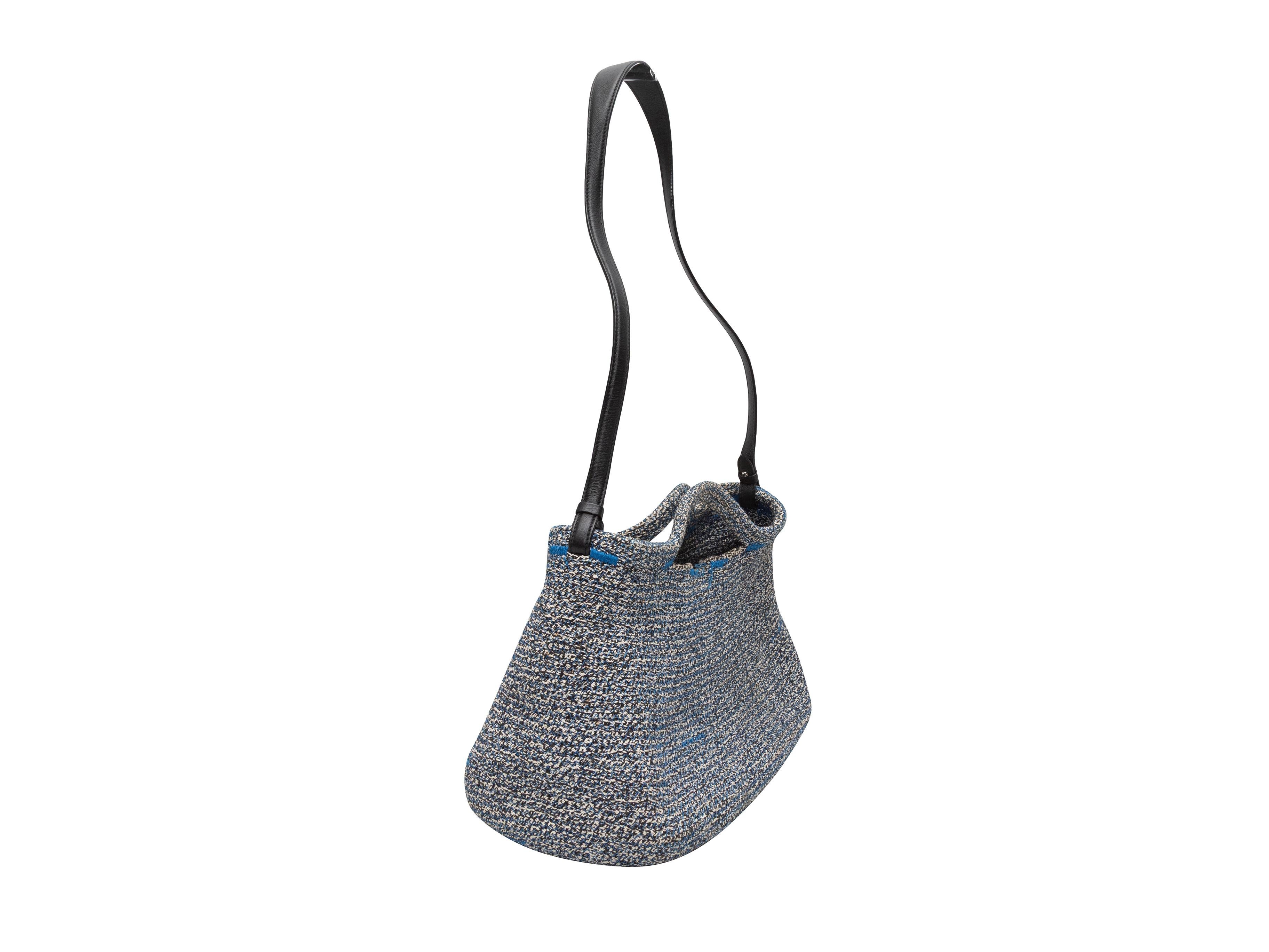 Borsa a tracolla Balenciaga Navy in tessuto. Questa borsa a tracolla presenta un corpo in tessuto intrecciato, finiture in pelle, doppio manico superiore e una singola tracolla piatta. L. 8,5