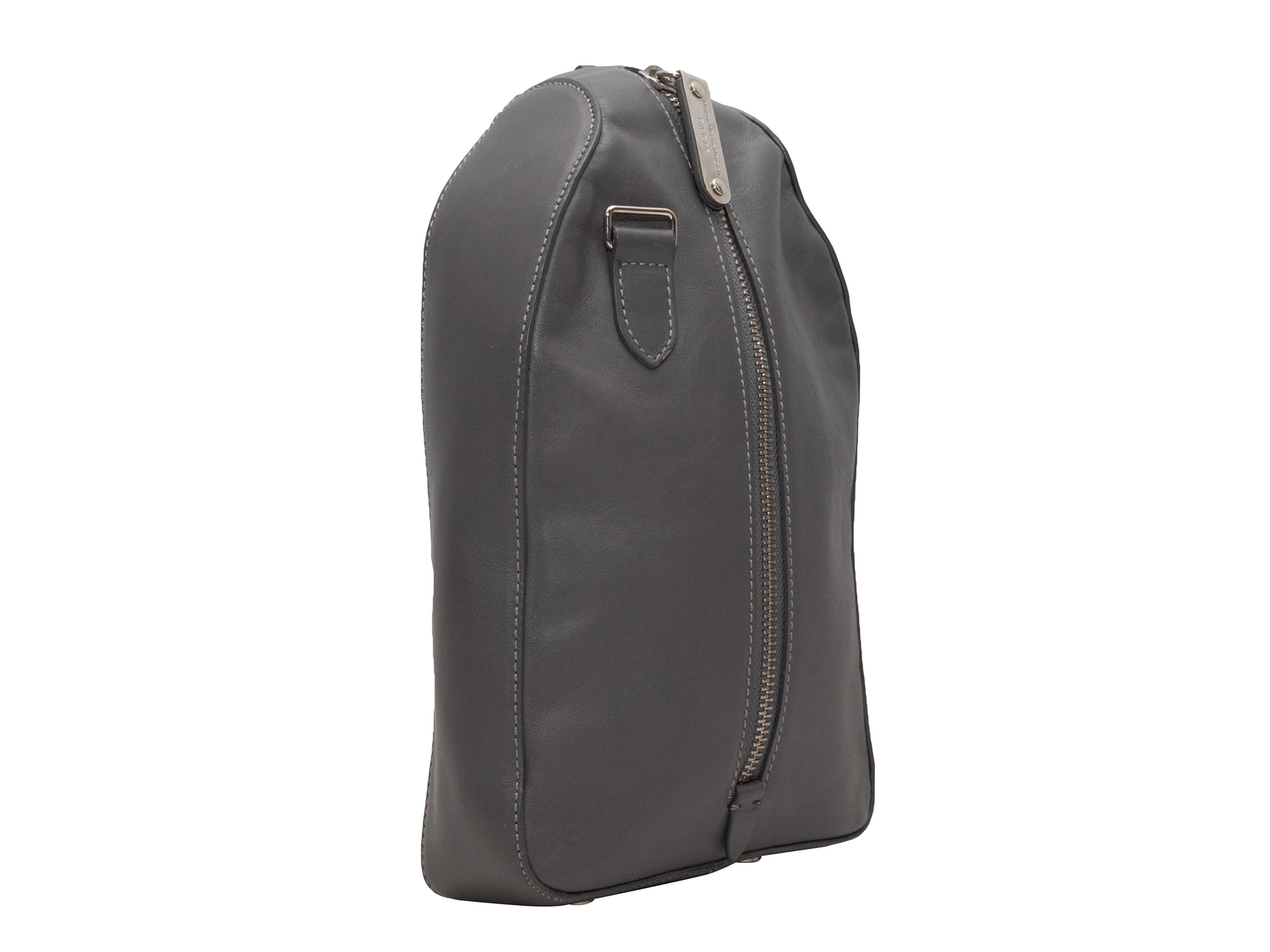 Braccialetto con zip in pelle grigia di Maison Margiela. Questo braccialetto ha il corpo in pelle, finiture in argento, un cinturino singolo e una chiusura a zip. 6,5