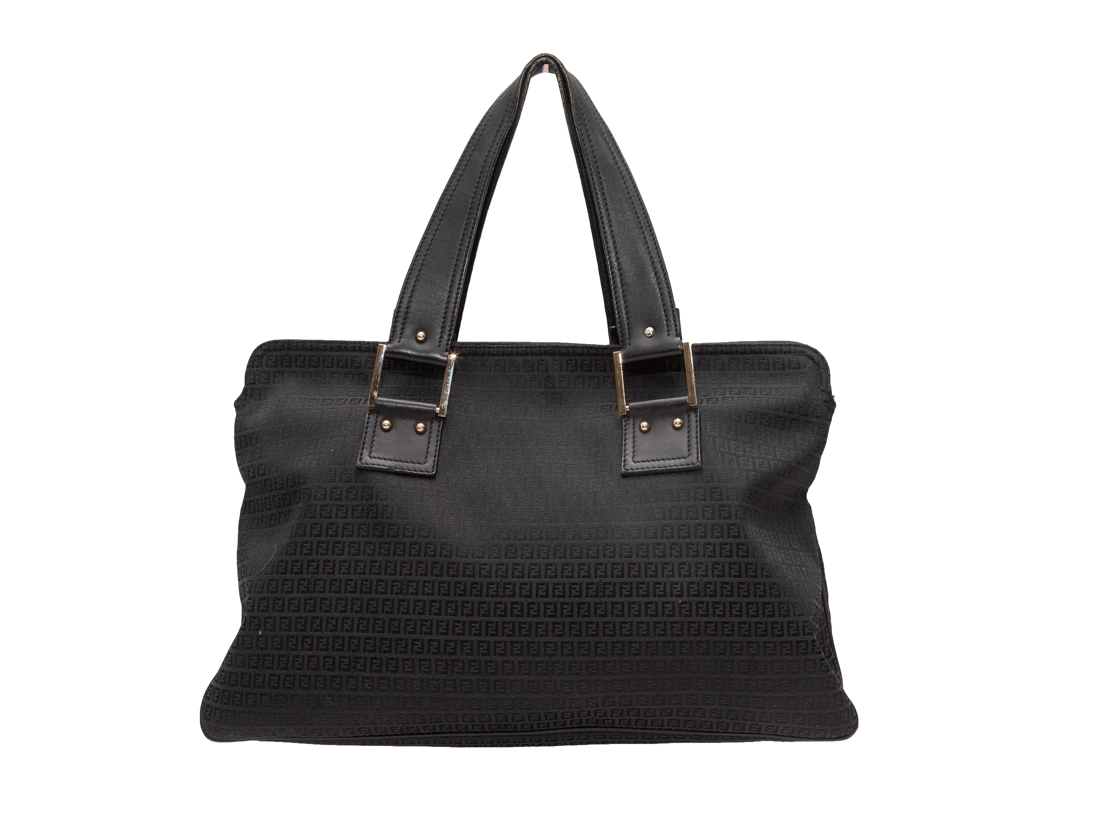  Sac fourre-tout à boucles Fendi noir. Ce sac fourre-tout présente un corps en zucchino, des garnitures en cuir sur l'ensemble du corps, une griffe dorée, une poche à fermeture à boucle sur le devant, deux poignées plates et une fermeture à