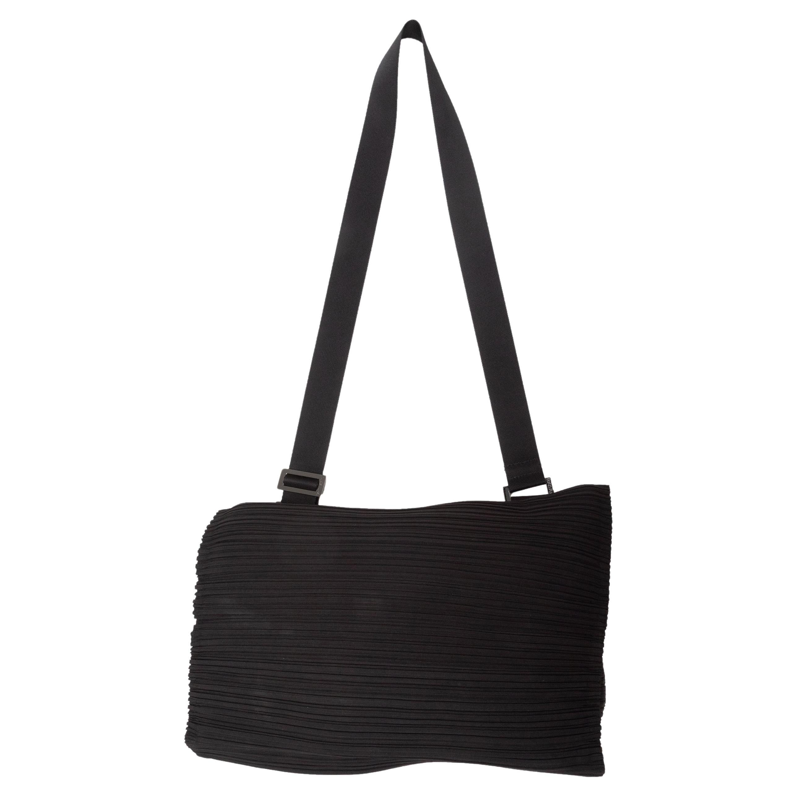 Noir Pleats Please Issey Miyake Sac à bandoulière Plisse en vente