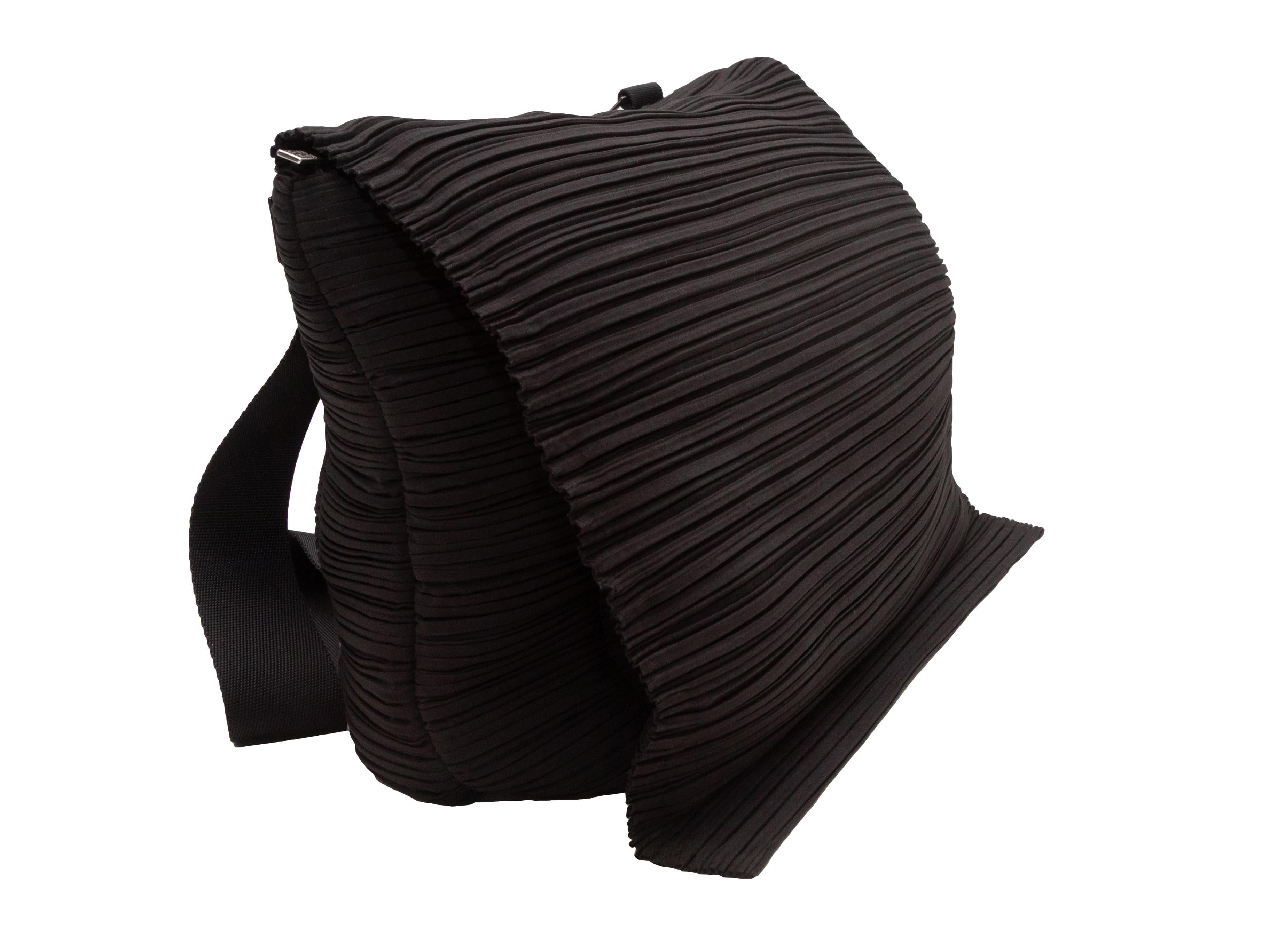 Black Pleats Please Issey Miyake Plisse Shoulder Bag. Ce sac à bandoulière présente un corps microplissé, des ferrures de couleur argentée, une seule bandoulière plate et une fermeture à rabat sur le devant. 9